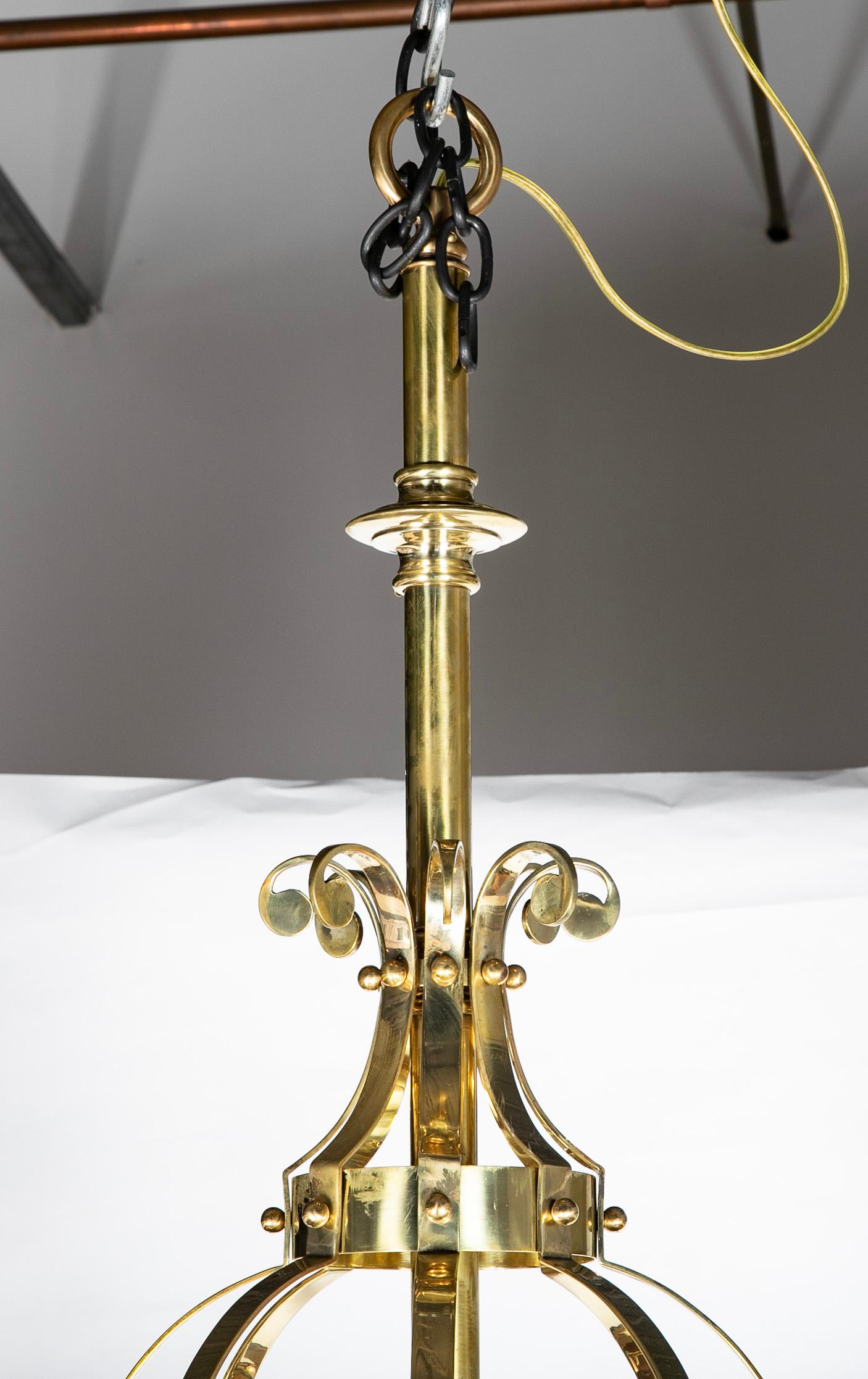 Lampadario a otto luci in ottone francese con fleur de Lis, circa 1920 Grande scala in vendita 3