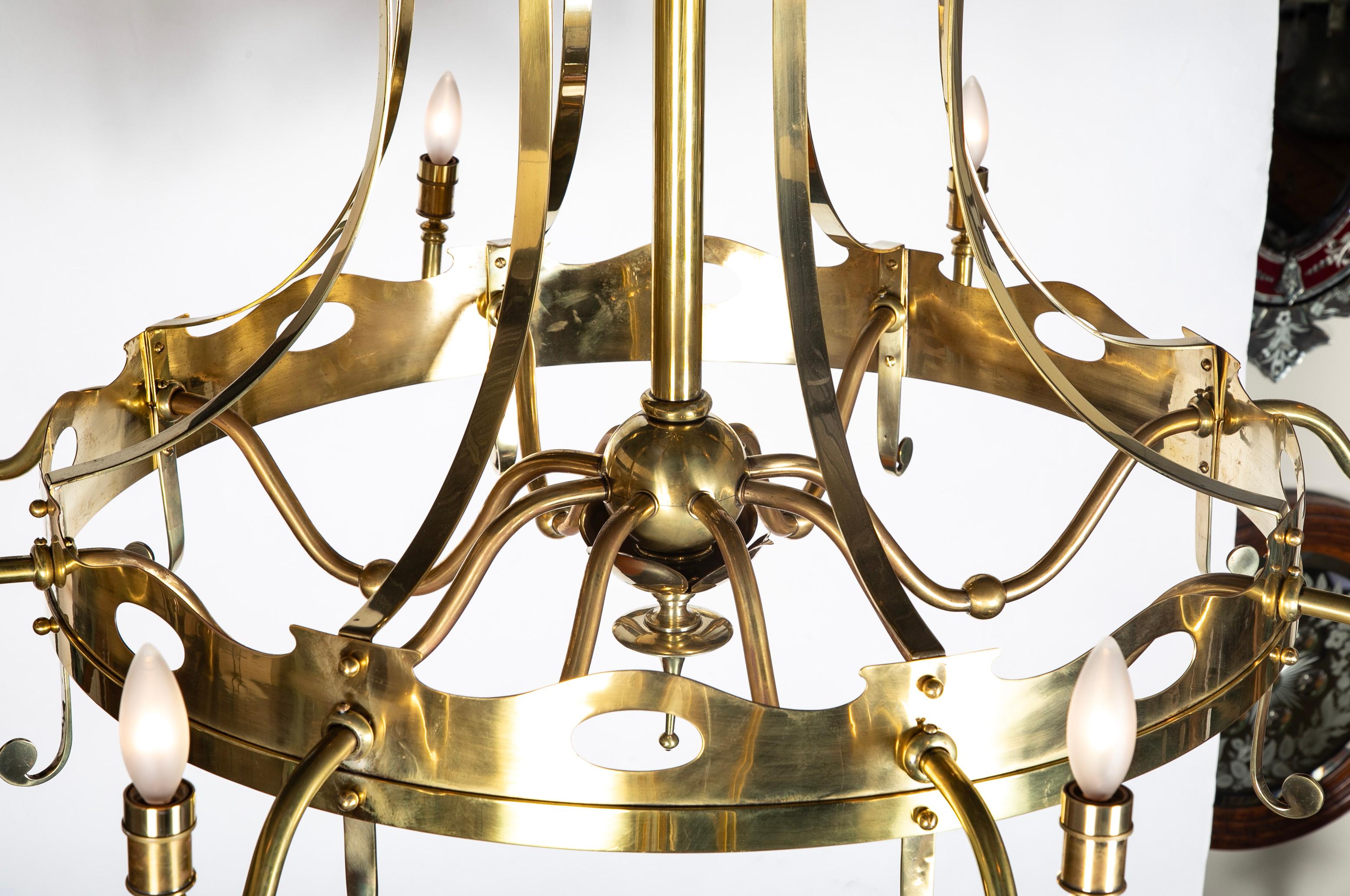 Lampadario a otto luci in ottone francese con fleur de Lis, circa 1920 Grande scala in vendita 6