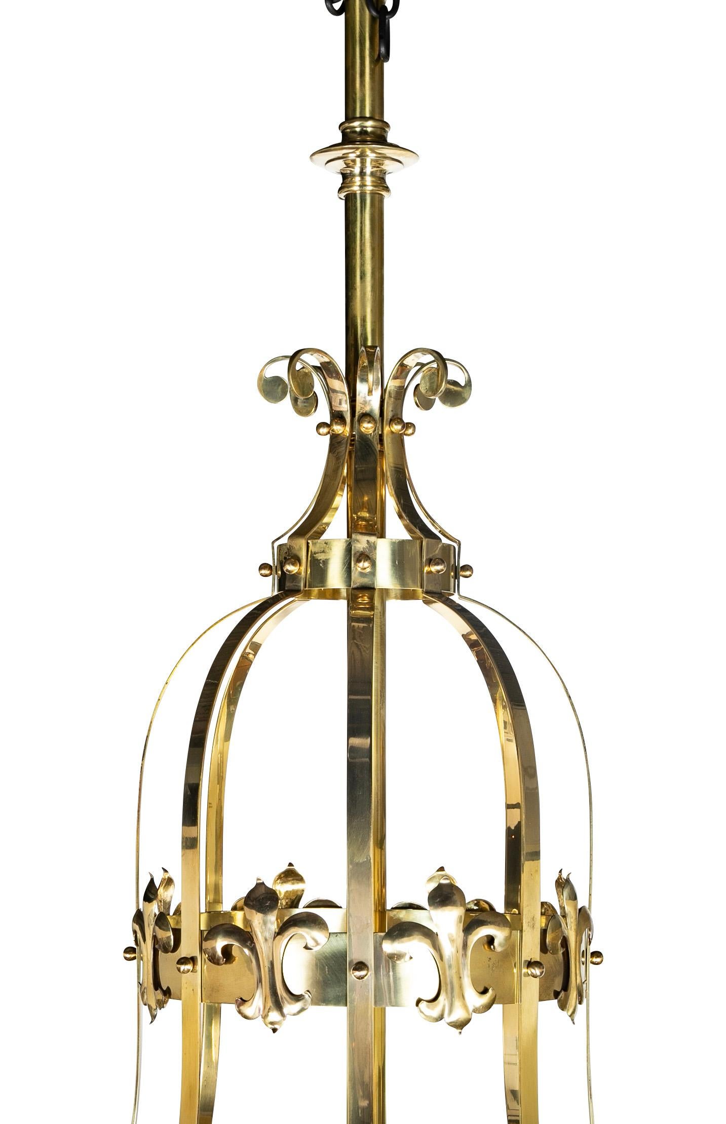 Neoclassico Lampadario a otto luci in ottone francese con fleur de Lis, circa 1920 Grande scala in vendita