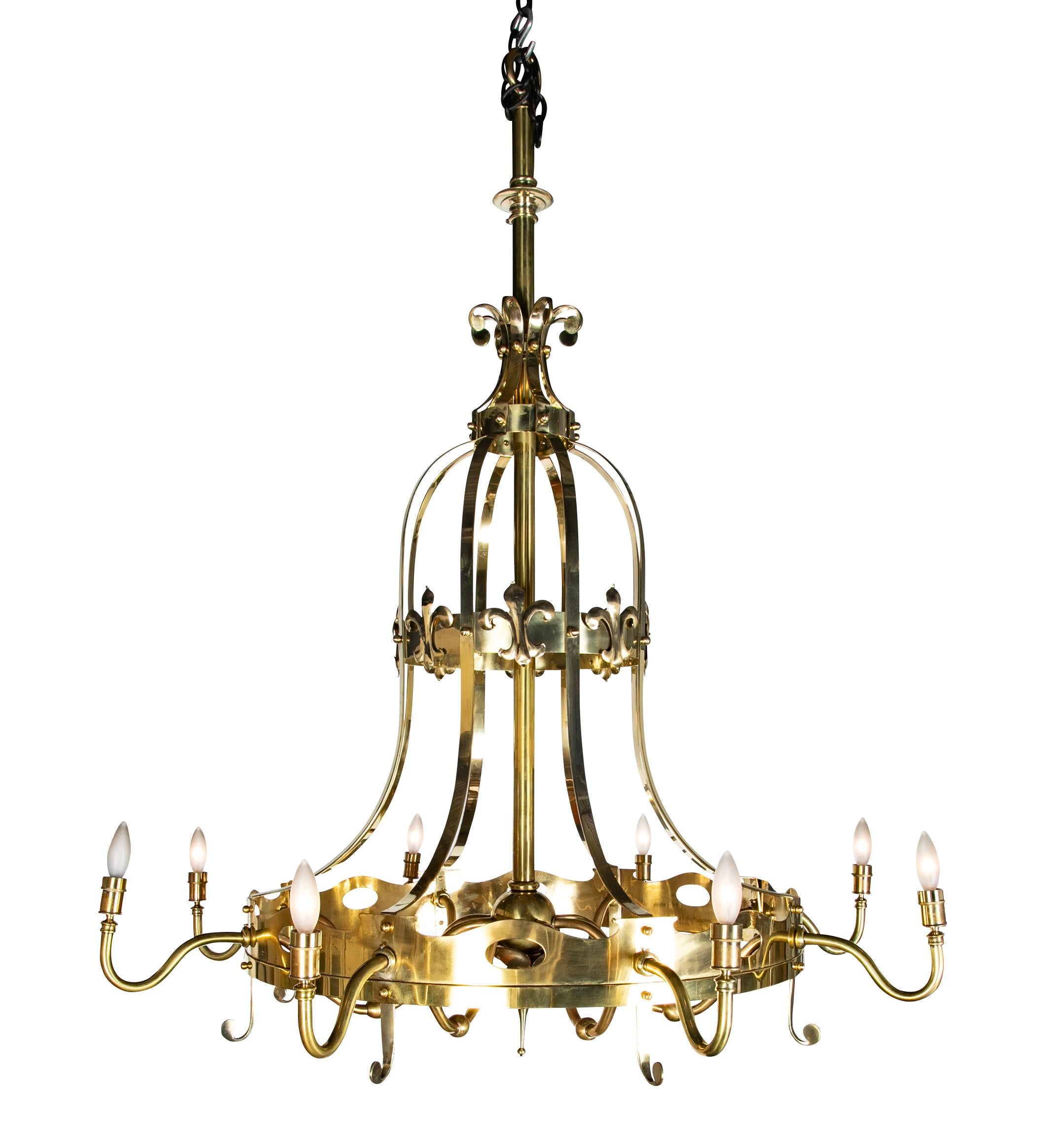 Lucidato Lampadario a otto luci in ottone francese con fleur de Lis, circa 1920 Grande scala in vendita