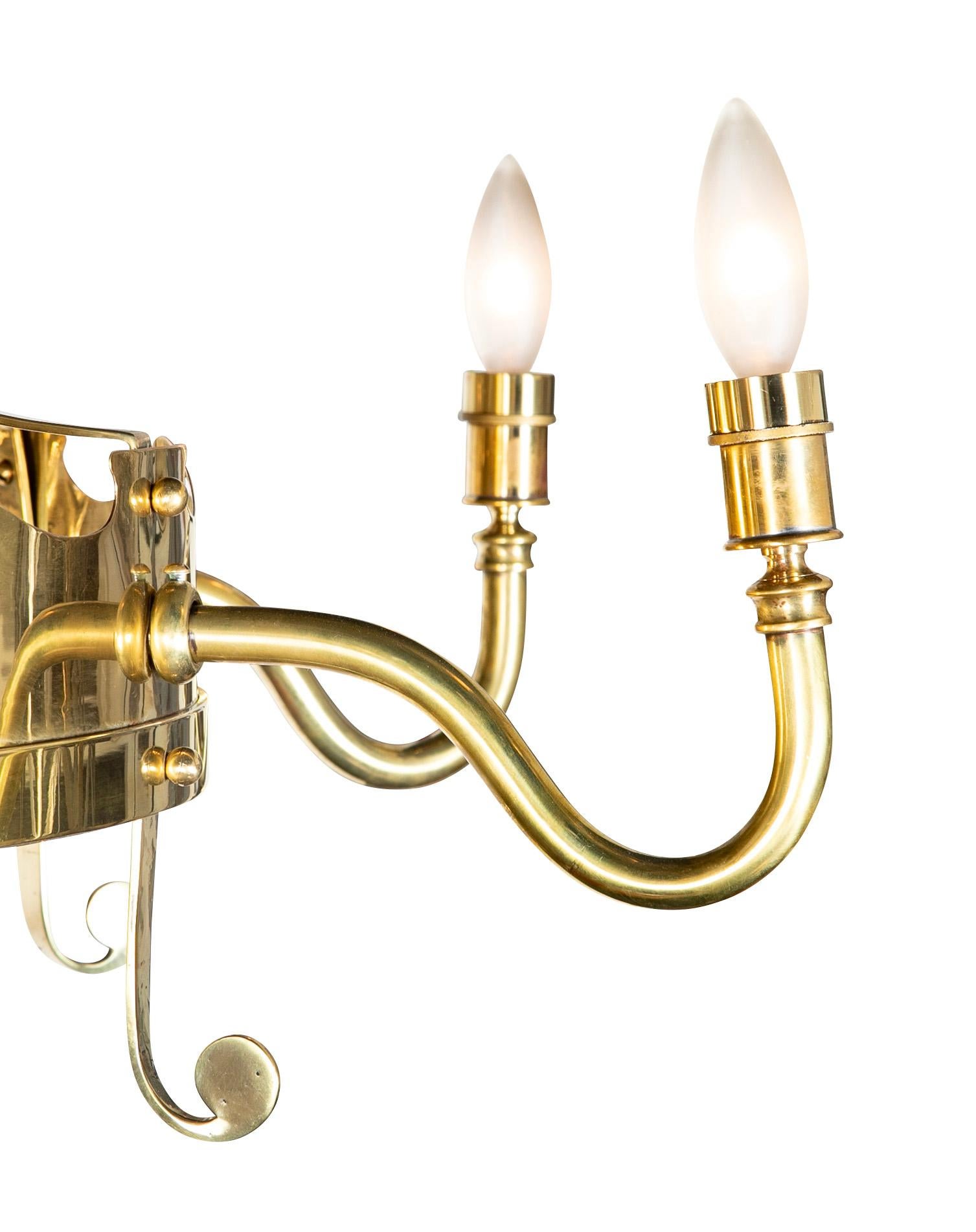 Lampadario a otto luci in ottone francese con fleur de Lis, circa 1920 Grande scala In condizioni buone in vendita a Stamford, CT