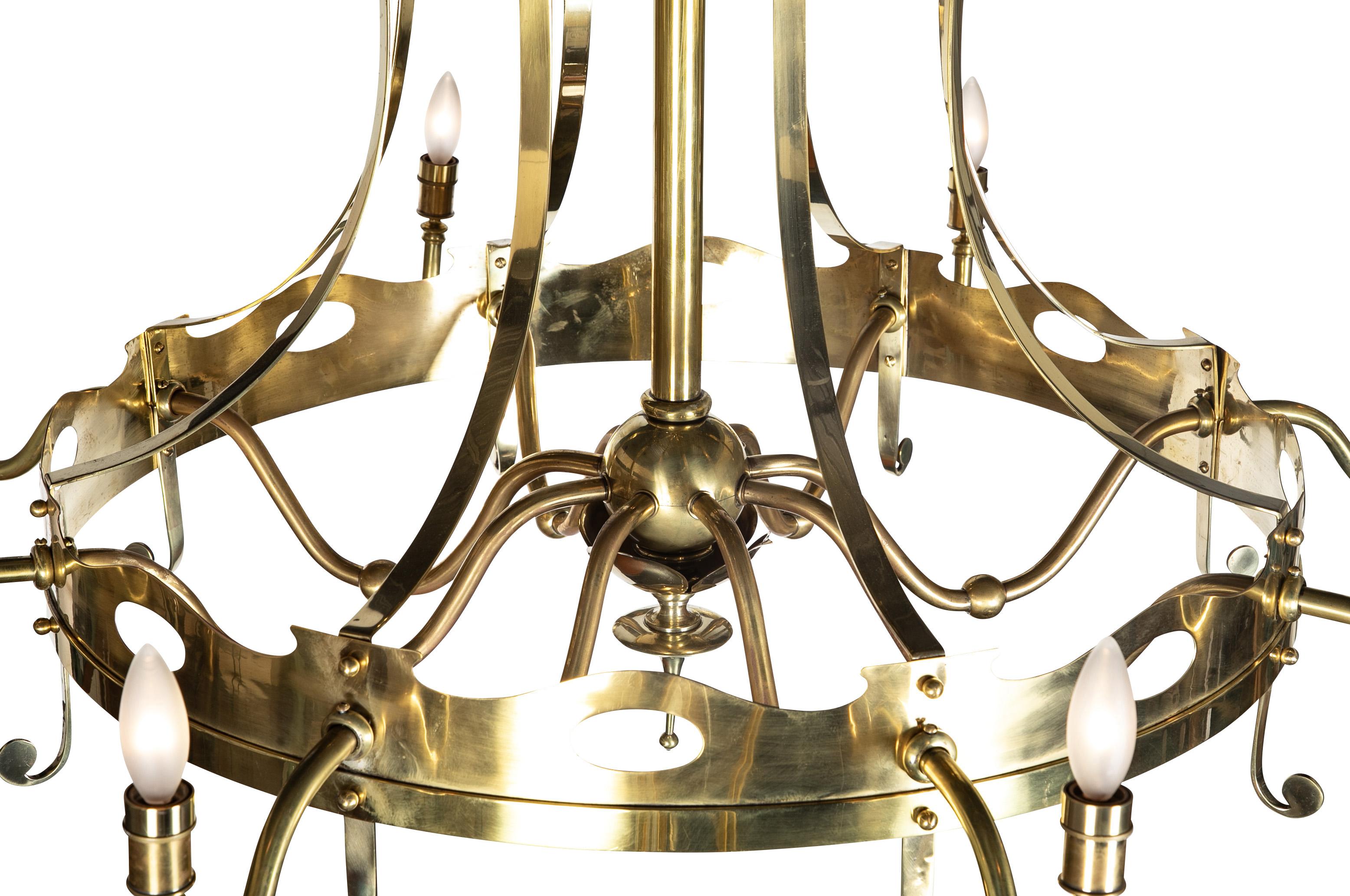 XX secolo Lampadario a otto luci in ottone francese con fleur de Lis, circa 1920 Grande scala in vendita