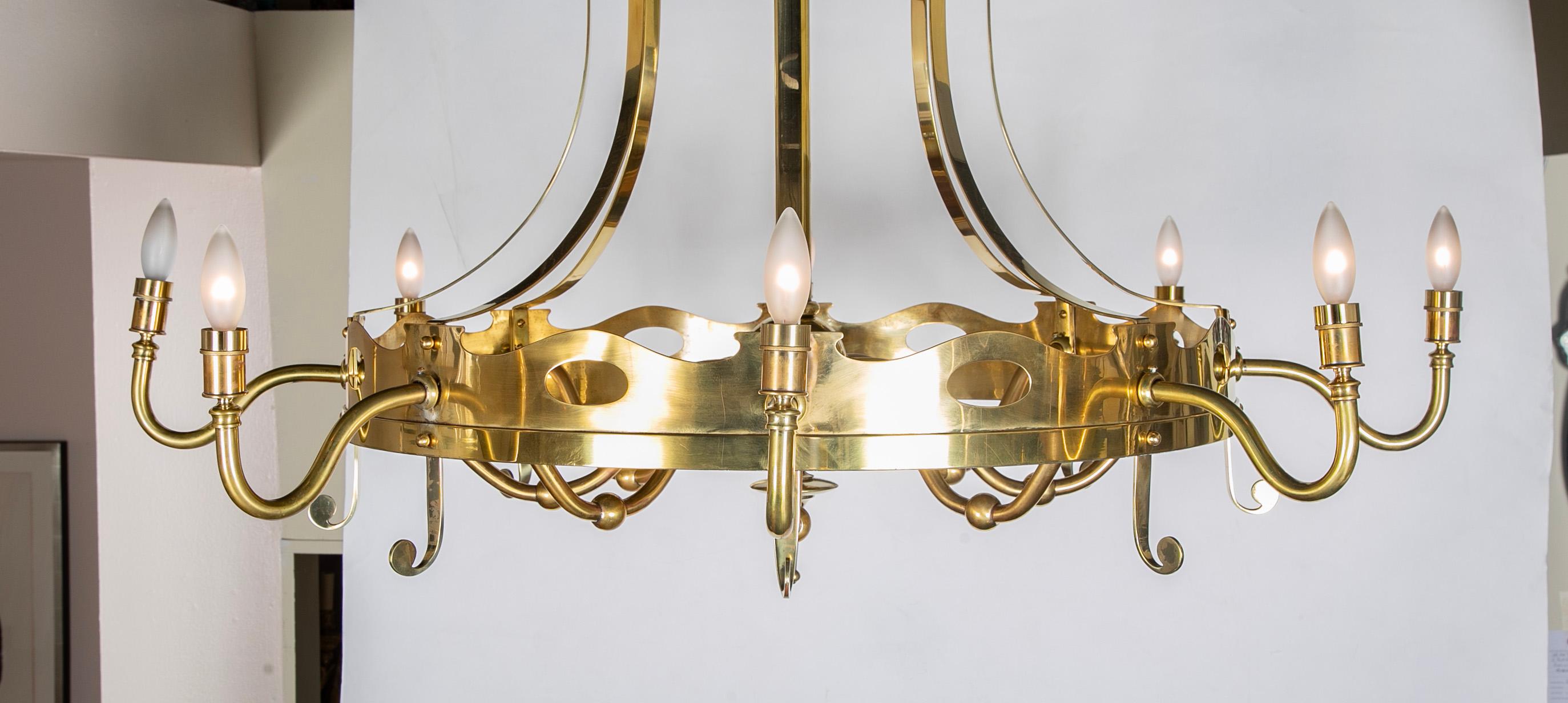 Lampadario a otto luci in ottone francese con fleur de Lis, circa 1920 Grande scala in vendita 1
