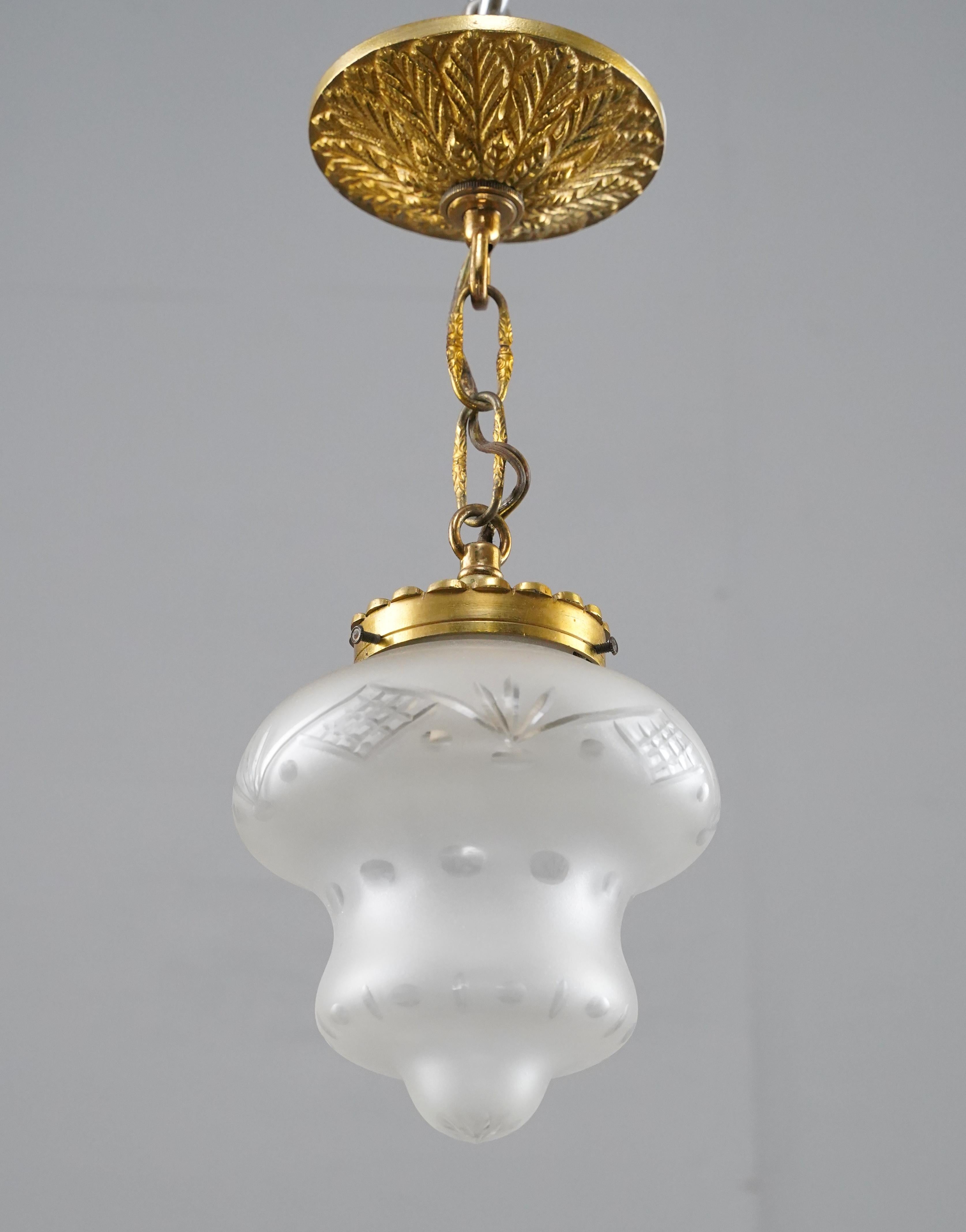 Lámpara Colgante Globe Lighting de Latón Francés y Vidrio Grabado en Bueno estado para la venta en New York, NY