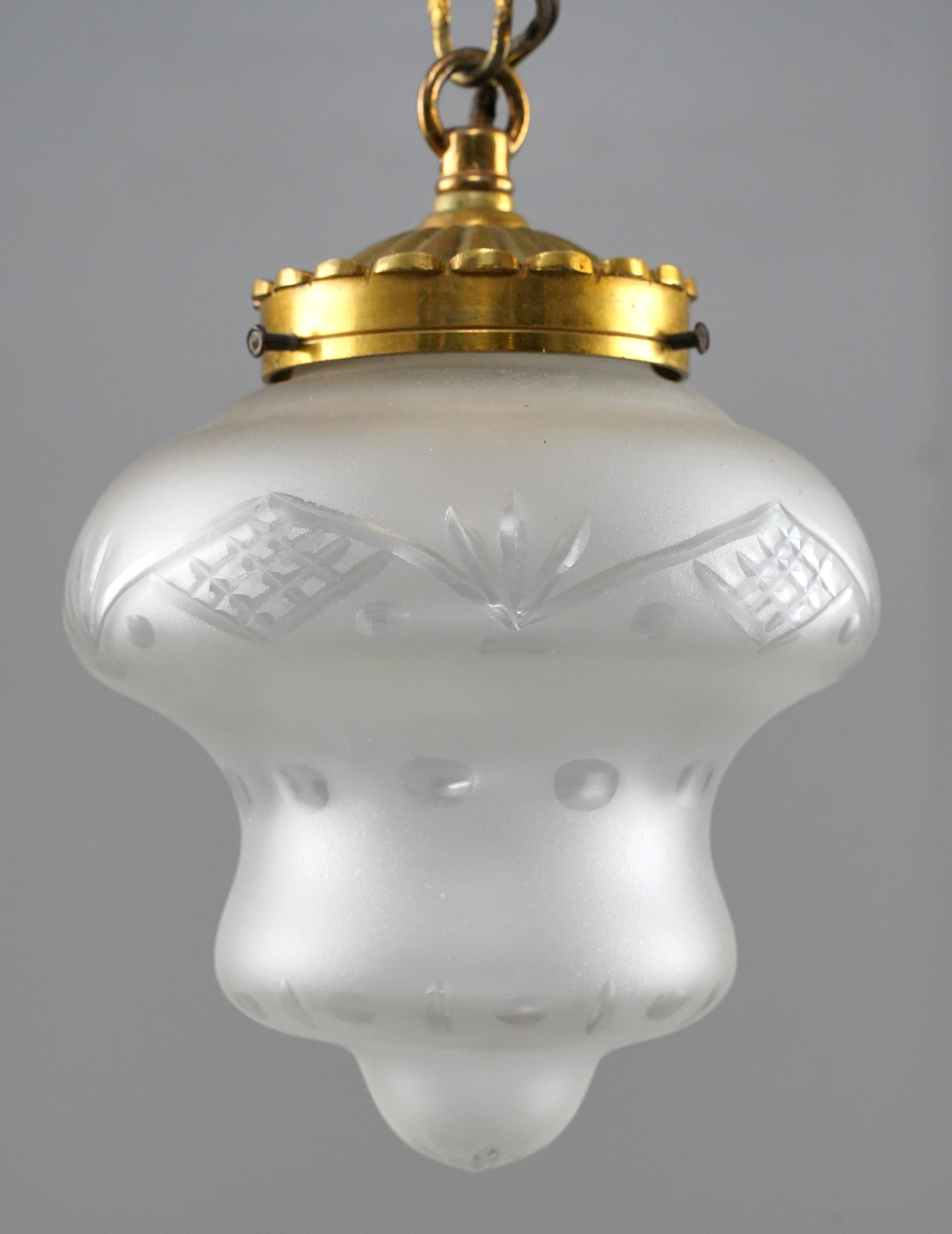 Lámpara Colgante Globe Lighting de Latón Francés y Vidrio Grabado siglo XX en venta