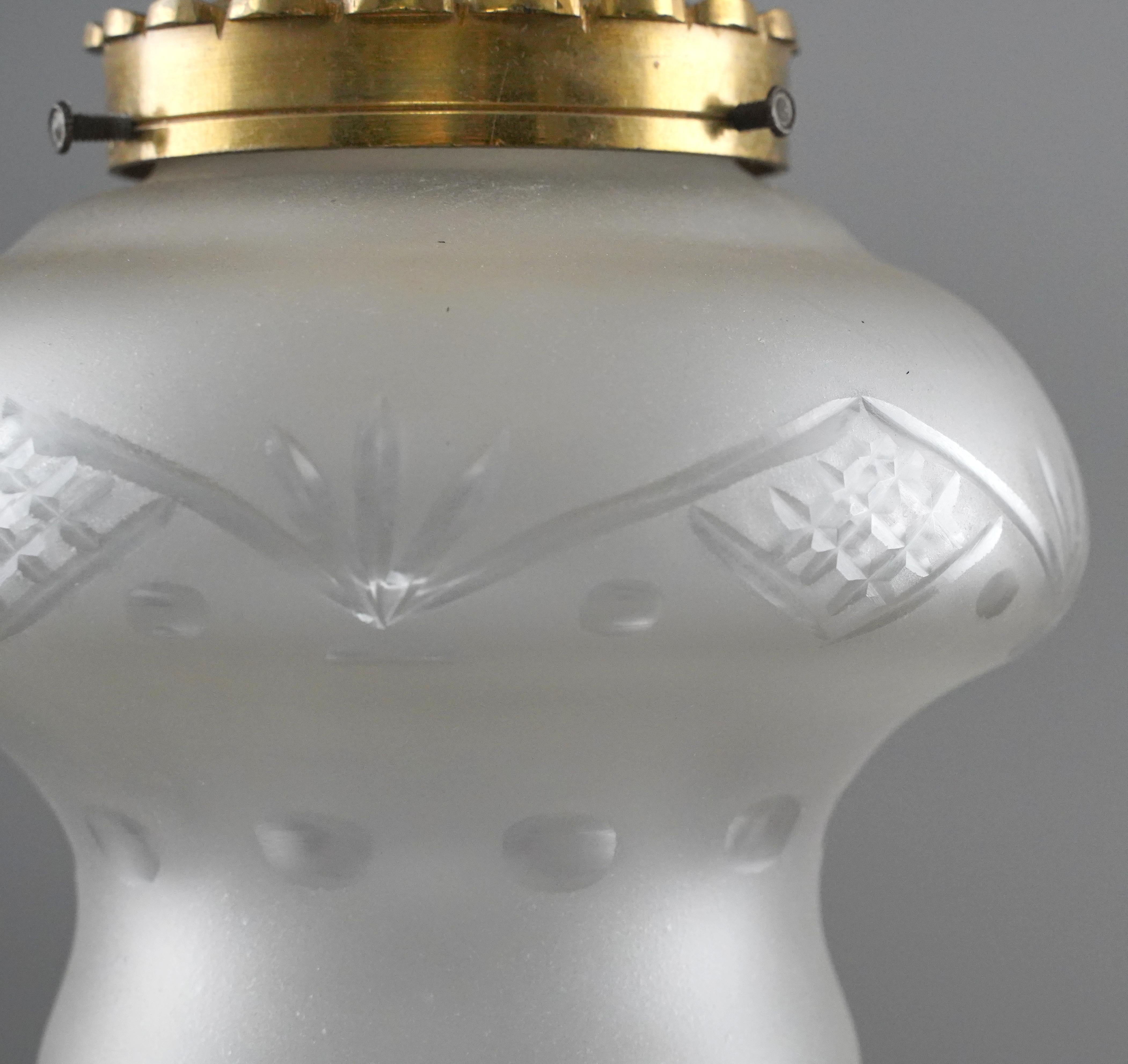 Lámpara Colgante Globe Lighting de Latón Francés y Vidrio Grabado en venta 1