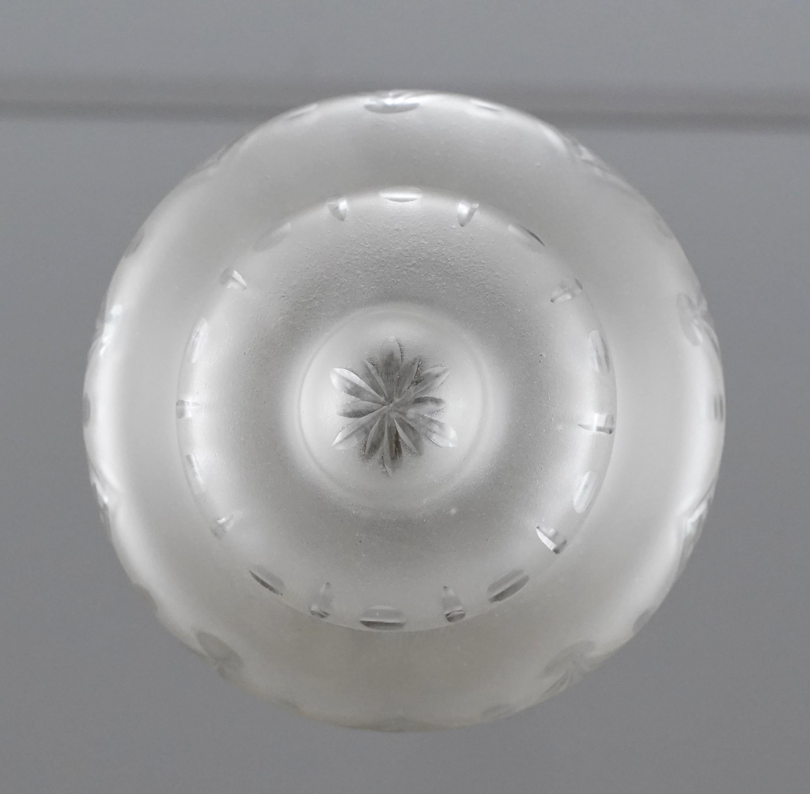 Lámpara Colgante Globe Lighting de Latón Francés y Vidrio Grabado en venta 3