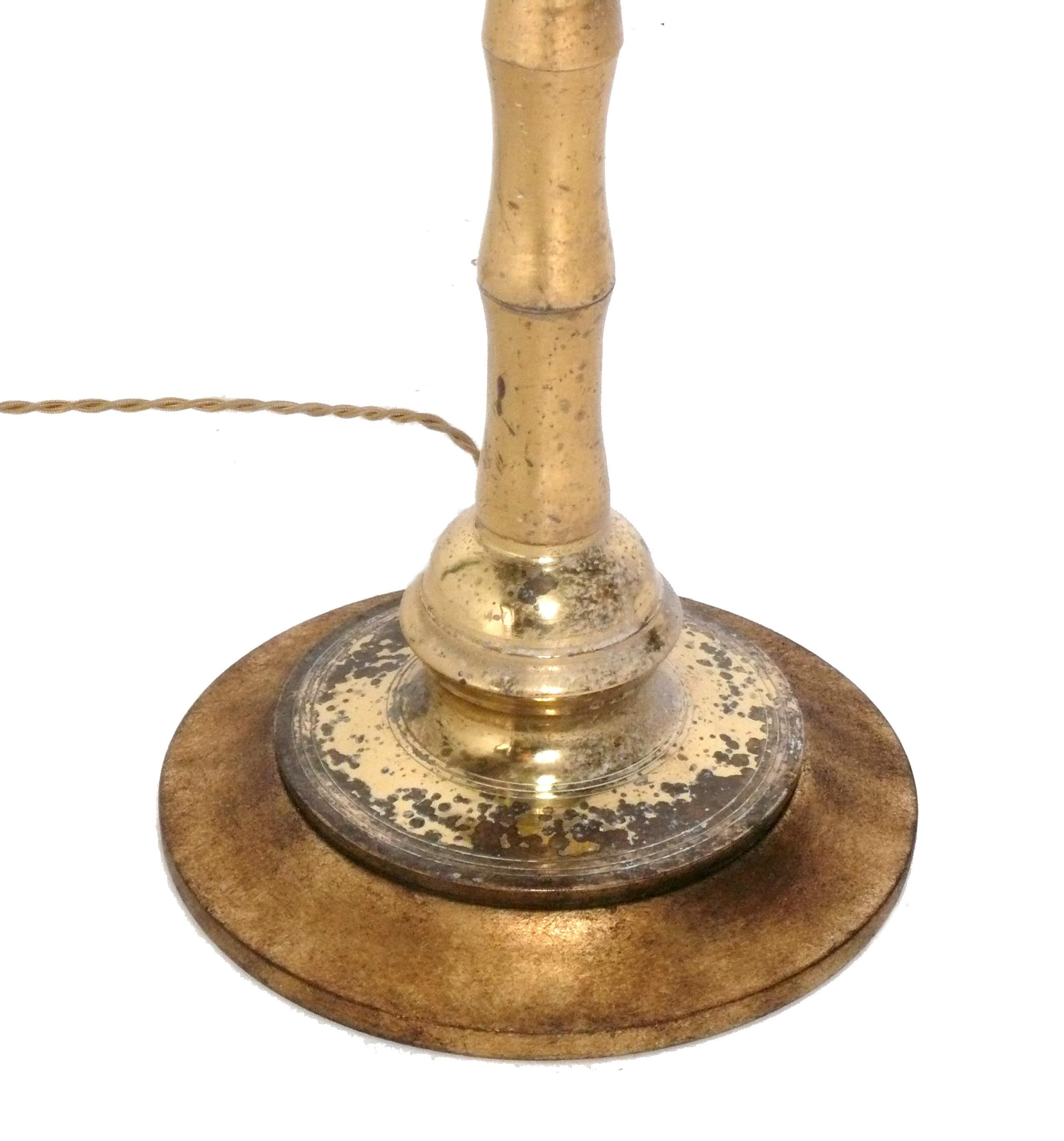 Glamurosa lámpara de pie francesa de latón e imitación de bambú, al estilo de Maison Bagues, sin firmar, Francia, hacia la década de 1950. Recableado y listo para usar. La altura hasta la parte superior del zócalo es de 54