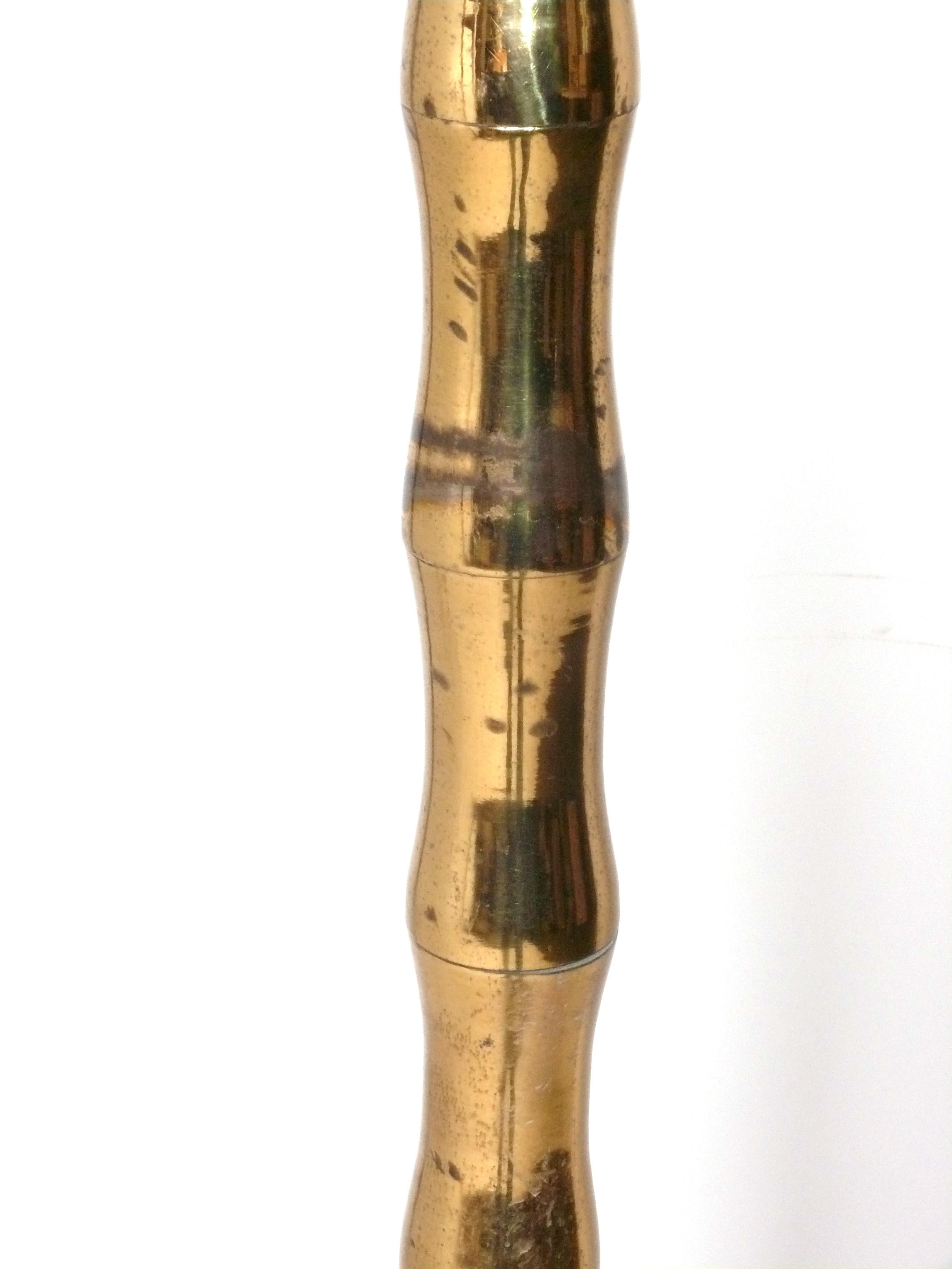 Lámpara de pie francesa de latón e imitación de bambú con base de madera dorada Estilo Maison Bagues Regencia de Hollywood en venta