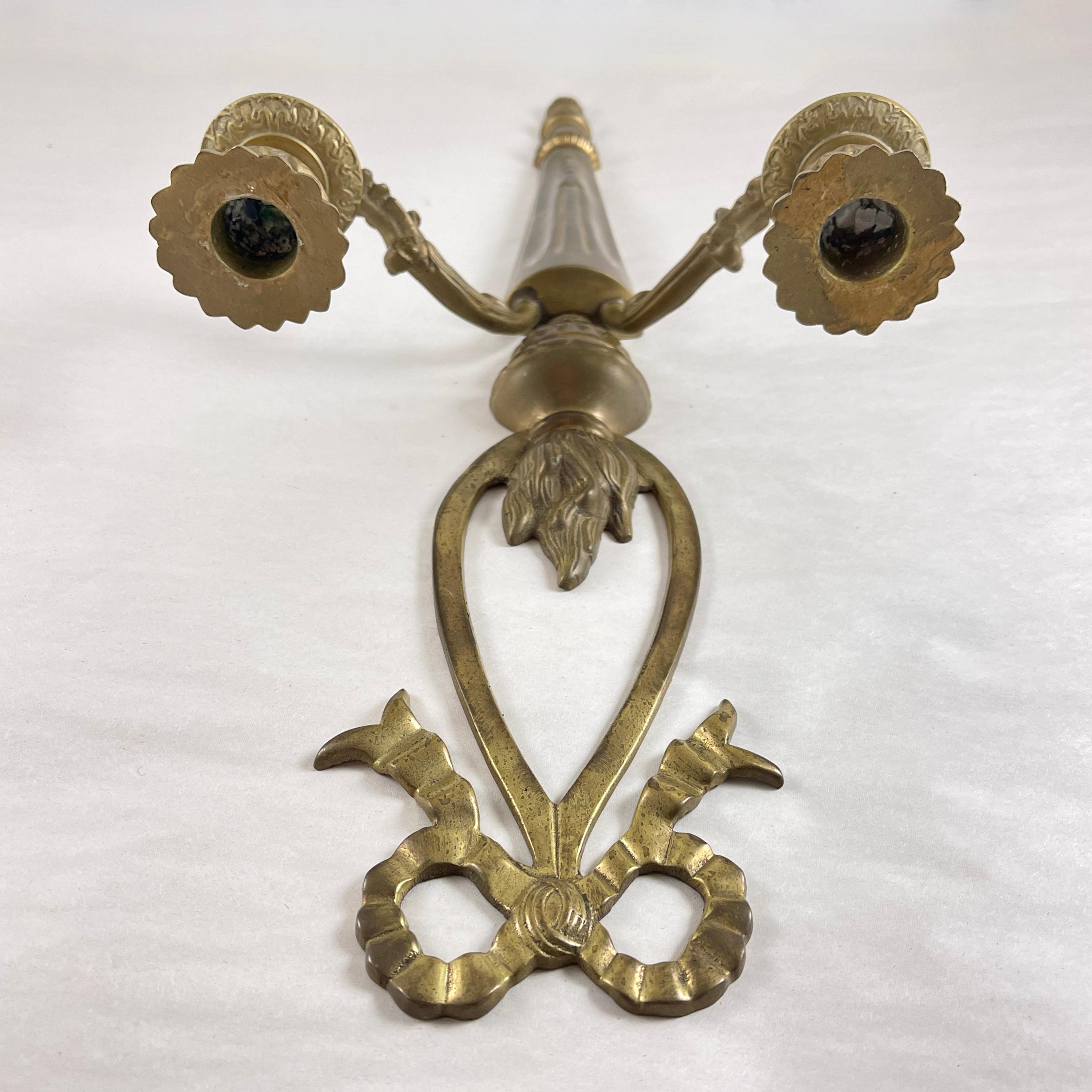 Candelabro de pared de latón francés con llama y arco en venta 2