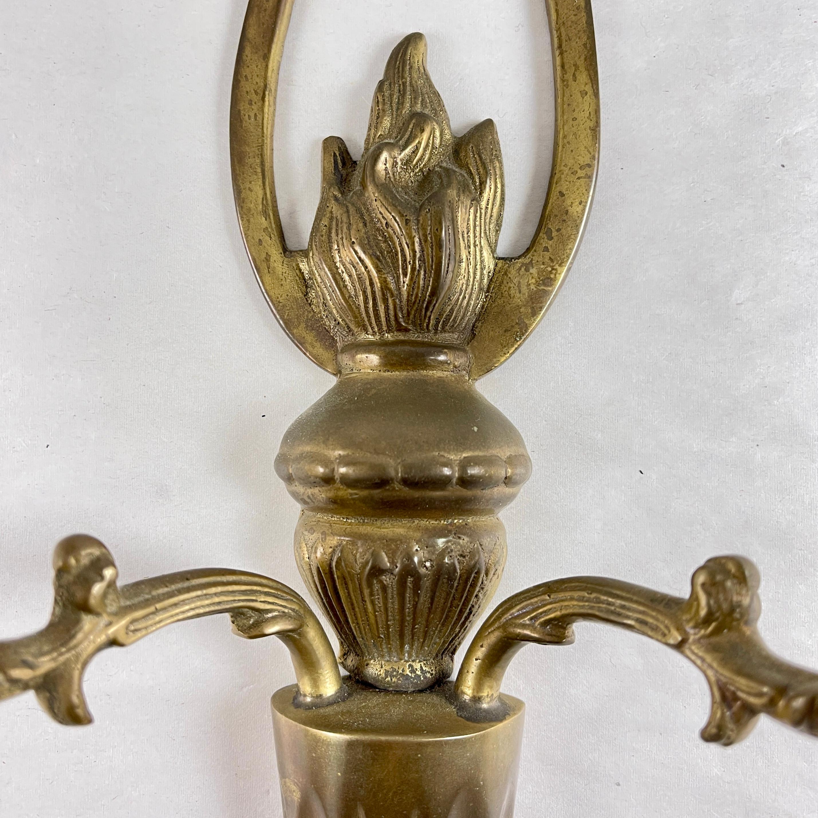 Candelabro de pared de latón francés con llama y arco en venta 3