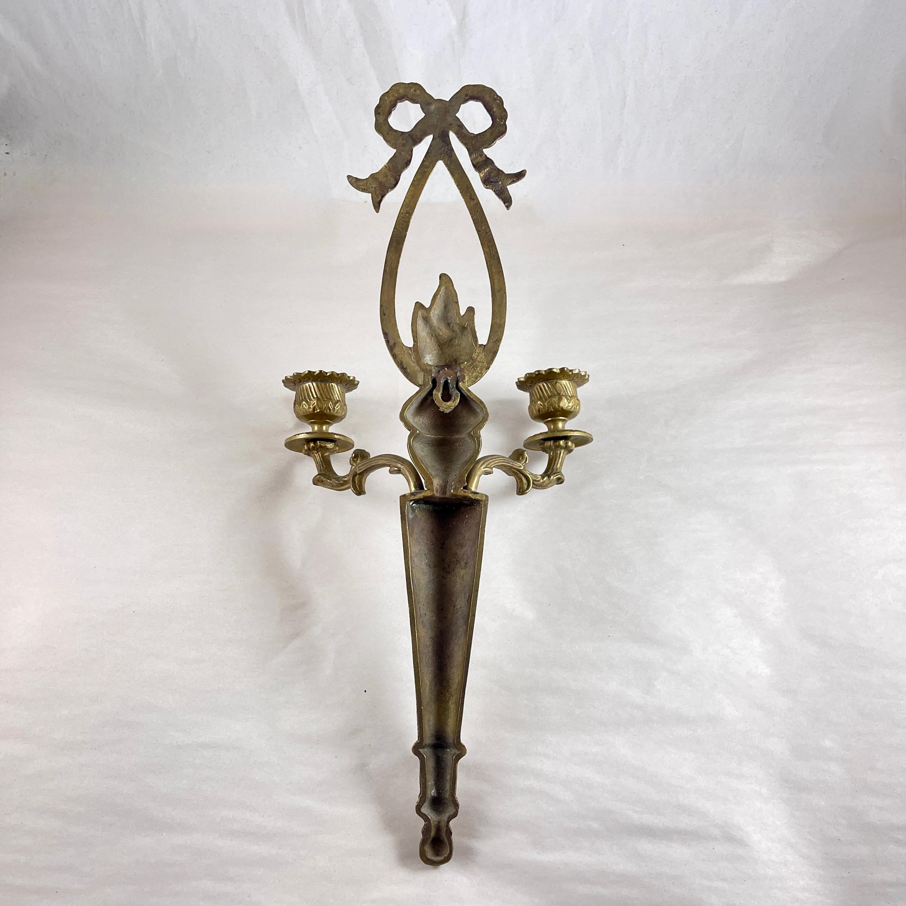 Candelabro de pared de latón francés con llama y arco en venta 4