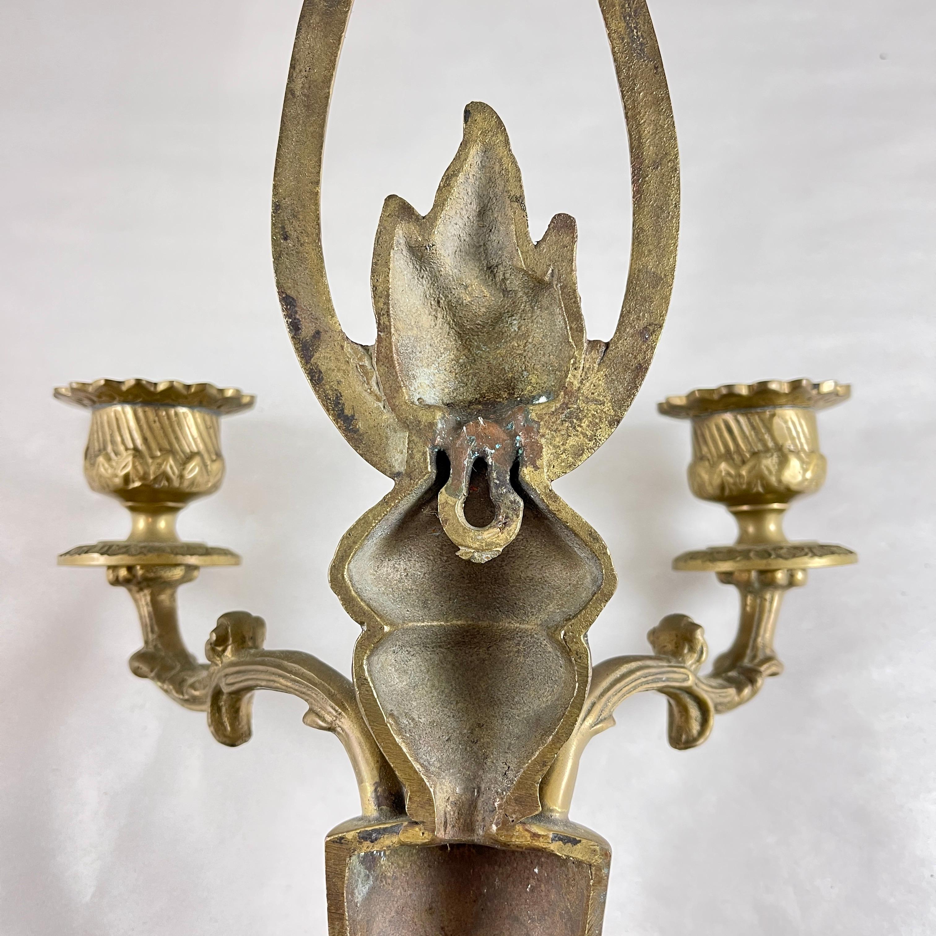 Candelabro de pared de latón francés con llama y arco en venta 5