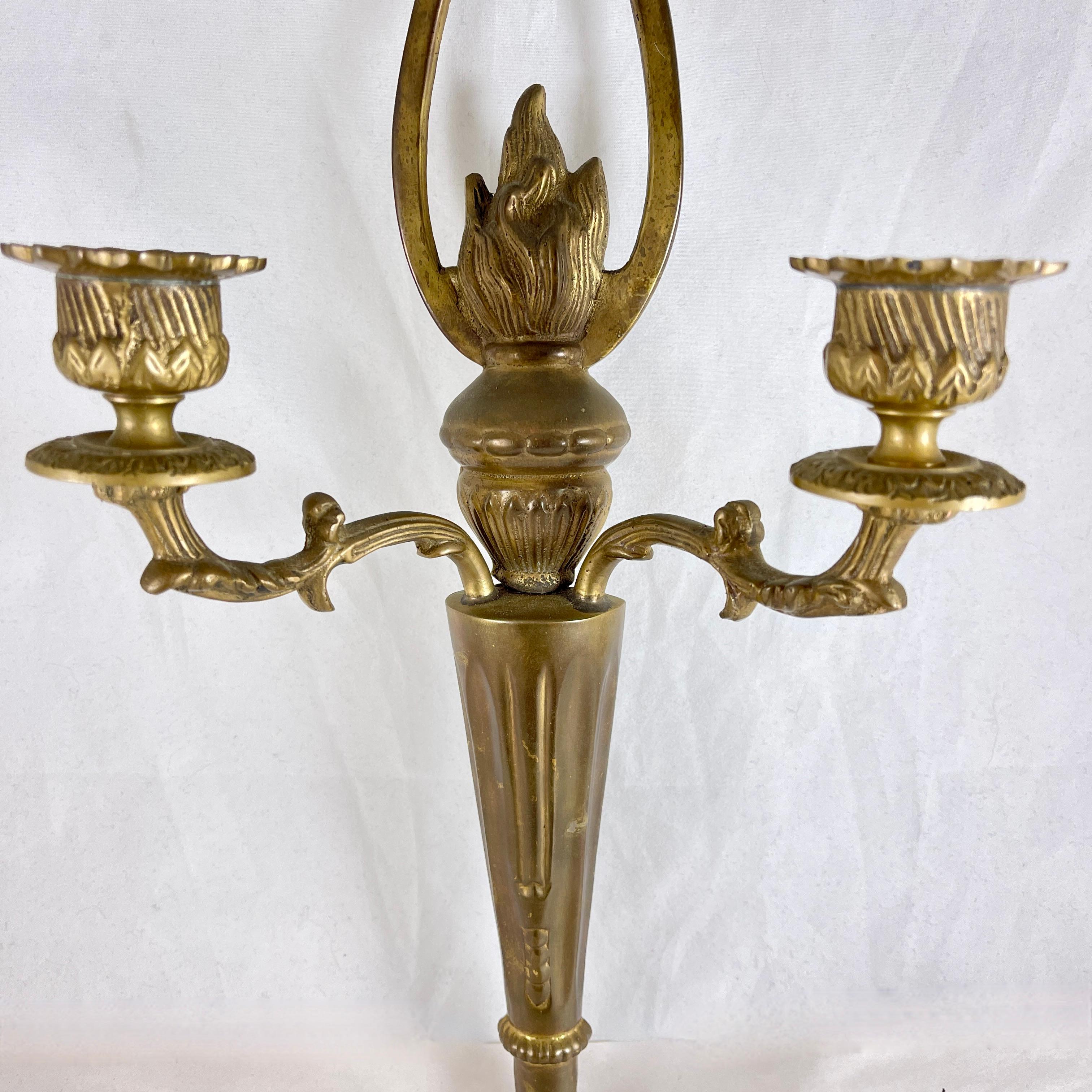 Candelabro de pared de latón francés con llama y arco Belle Époque en venta