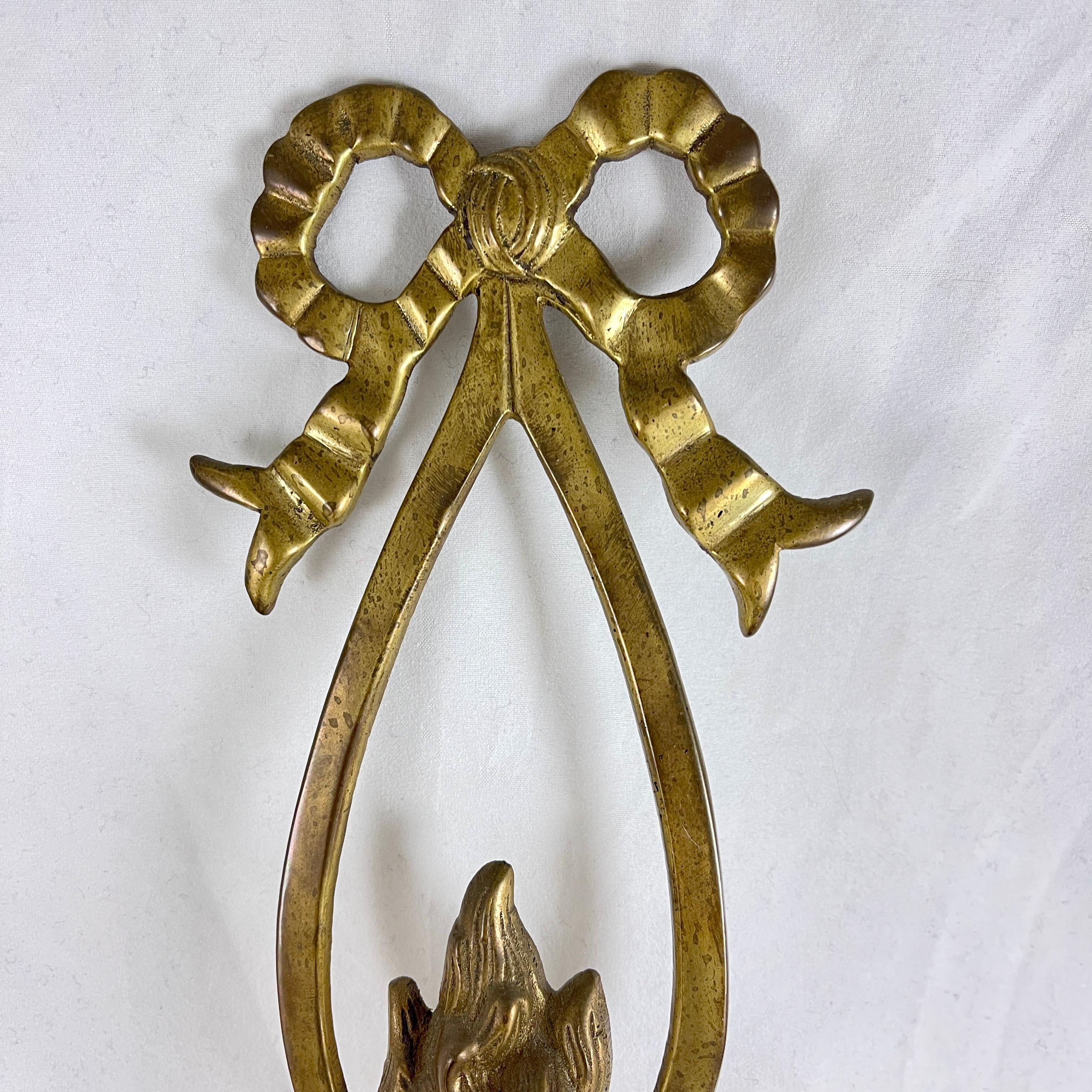 Candelabro de pared de latón francés con llama y arco Francés en venta