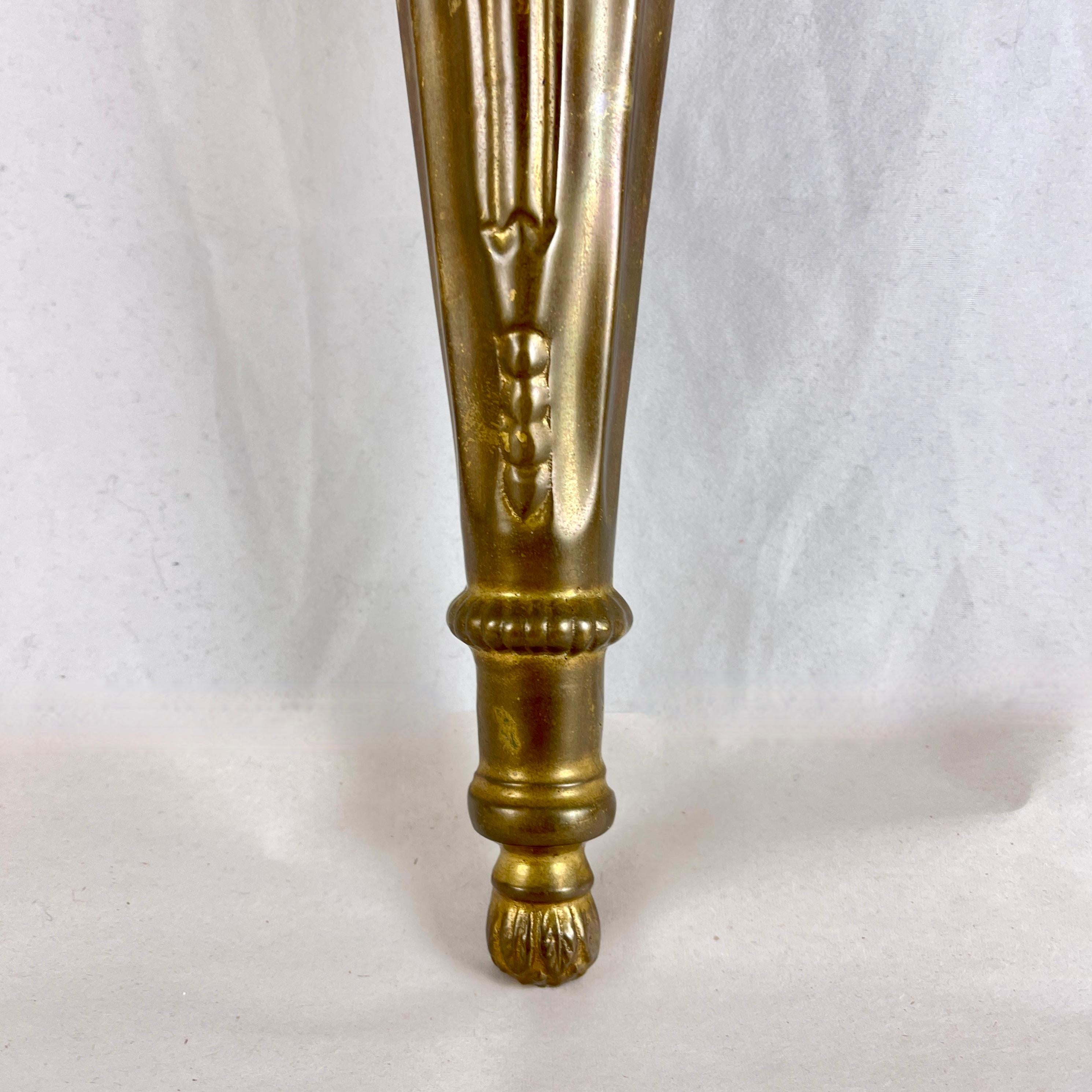 Candelabro de pared de latón francés con llama y arco Vaciado en venta