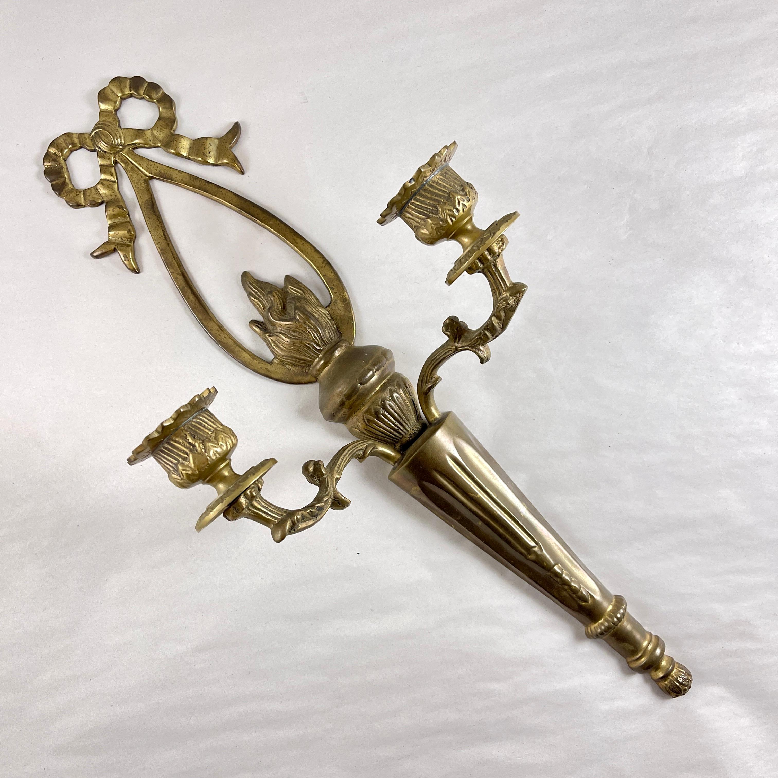 Candelabro de pared de latón francés con llama y arco en Bueno estado para la venta en Philadelphia, PA