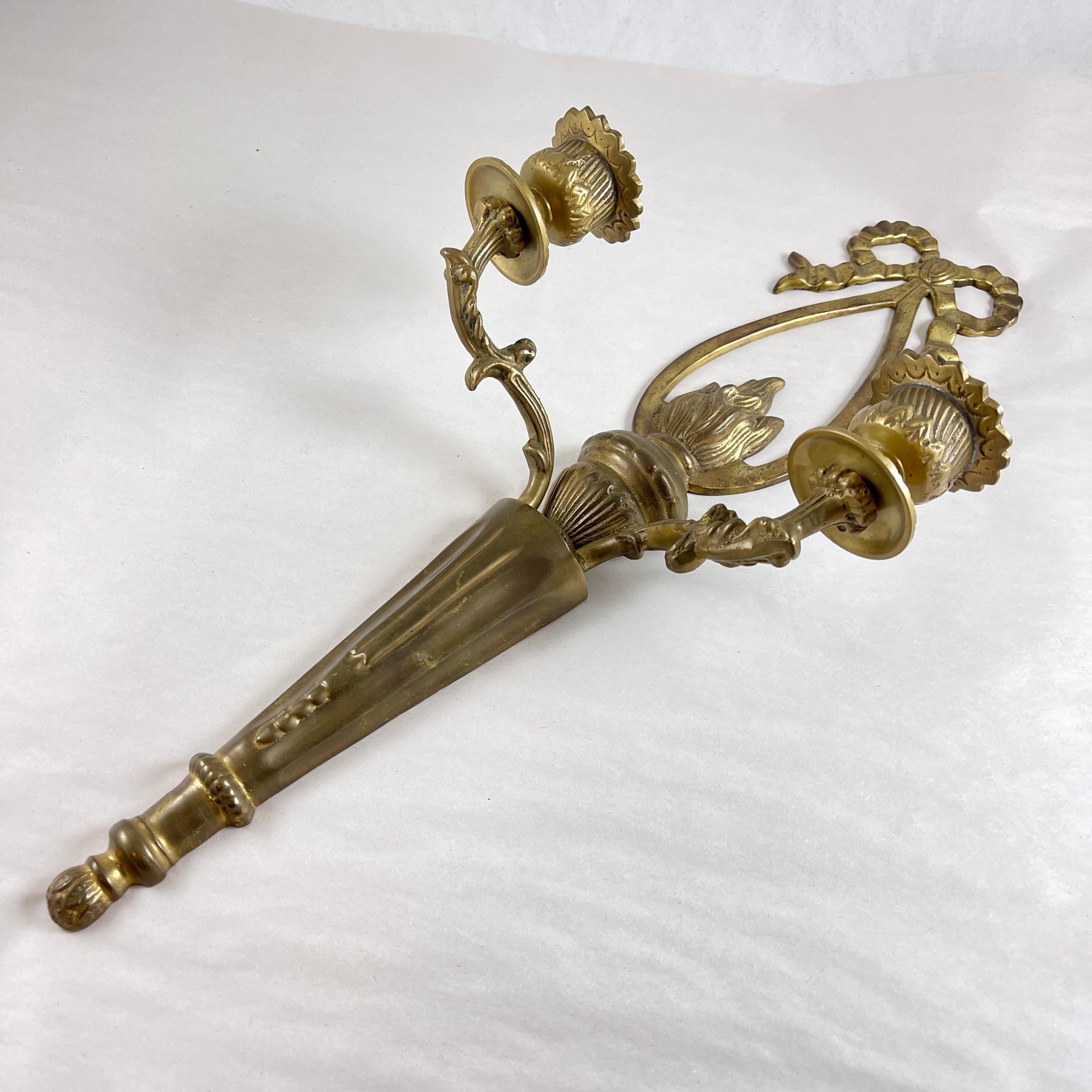 Candelabro de pared de latón francés con llama y arco siglo XX en venta