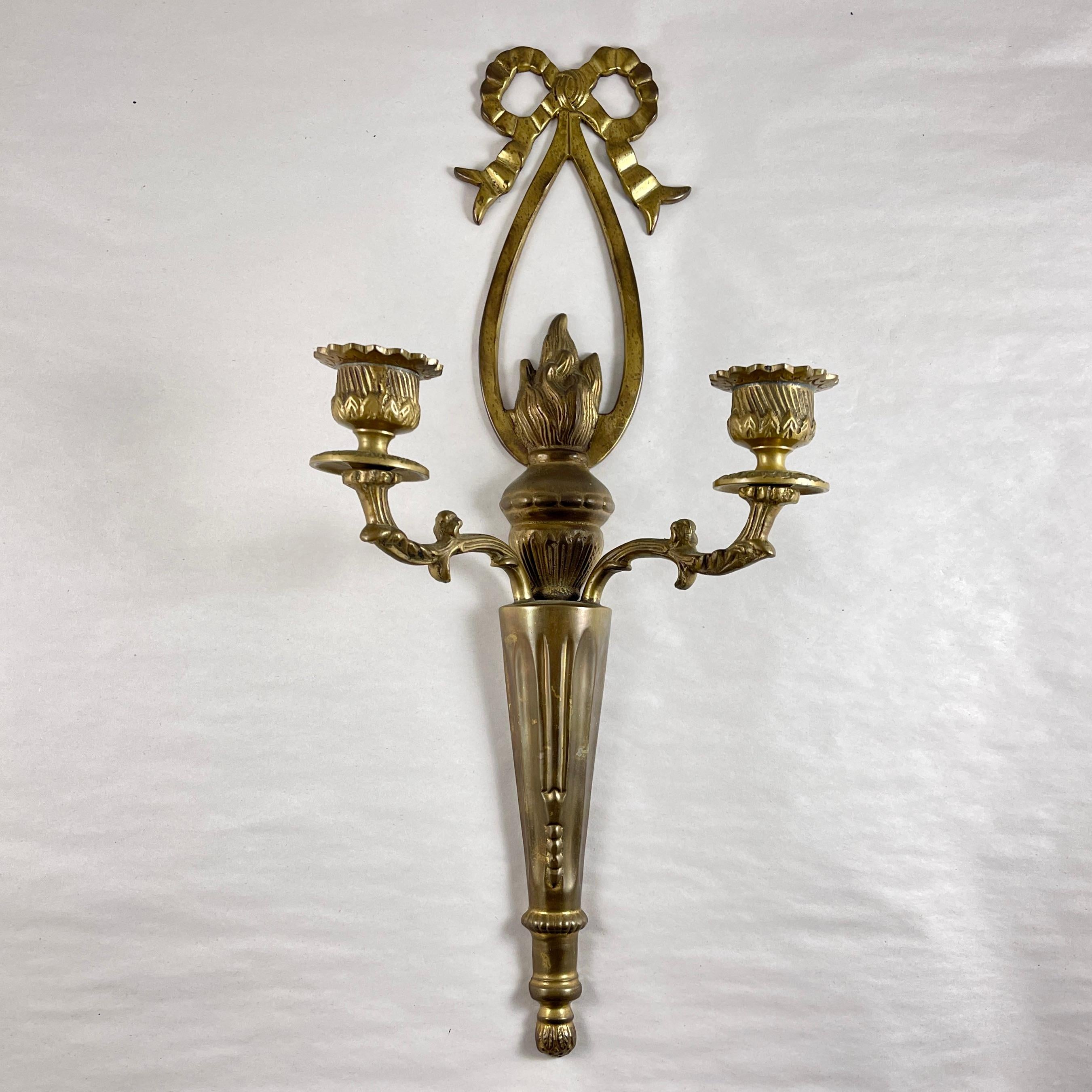 Candelabro de pared de latón francés con llama y arco Latón en venta