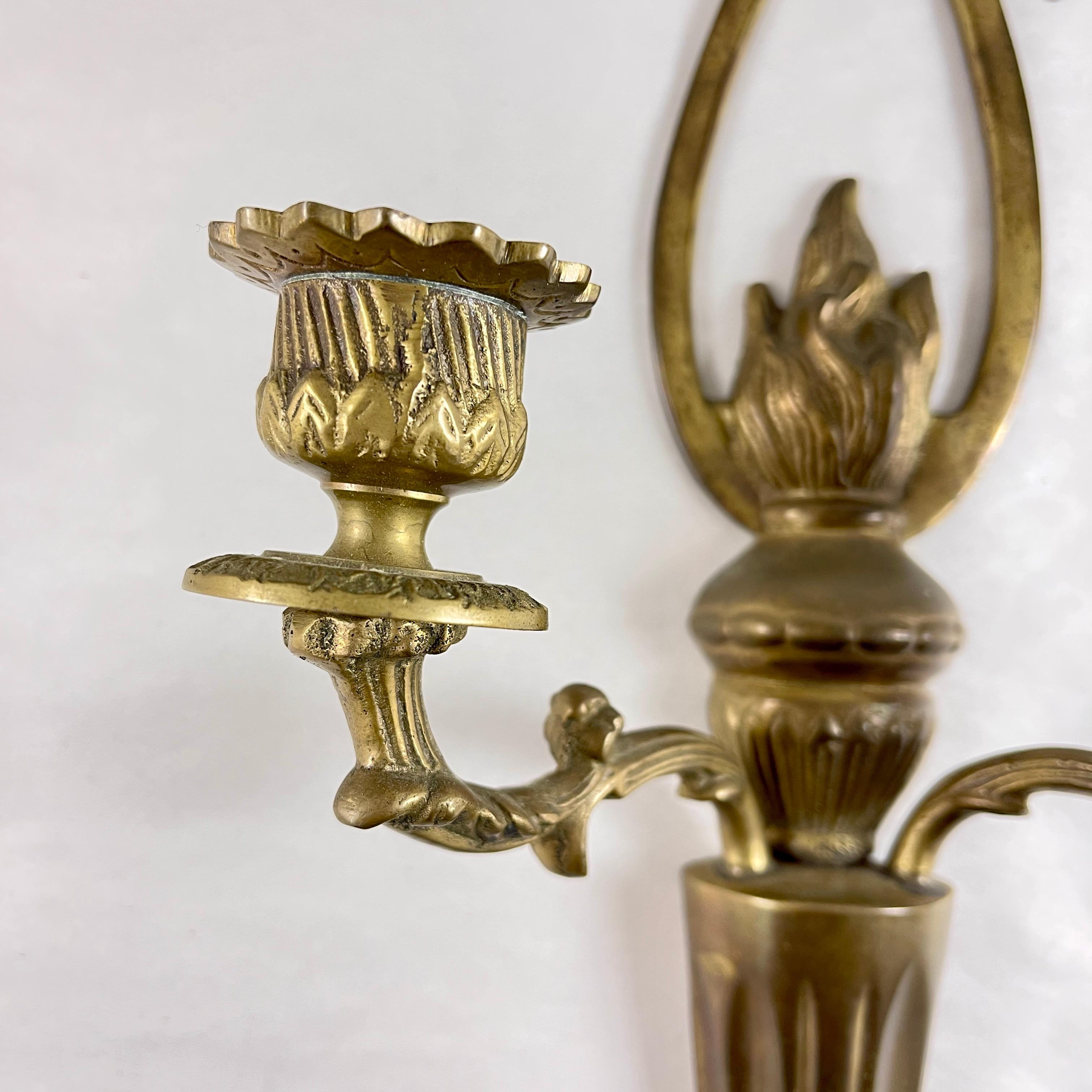Candelabro de pared de latón francés con llama y arco en venta 1