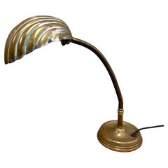 Lampe en laiton à tige flexible et à coquille vers 1920