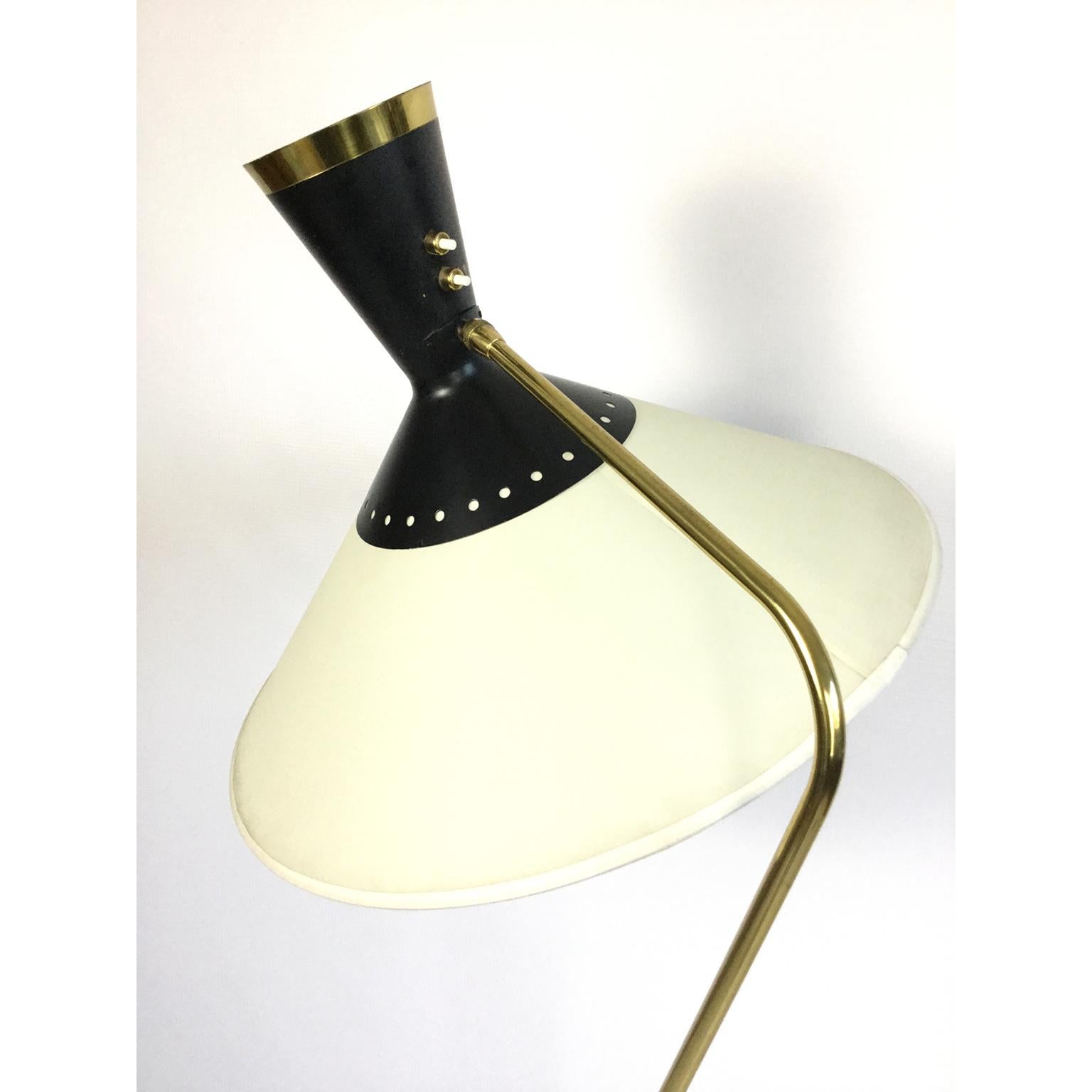 French Brass Flexible and Extendable Floor Lamp by Maison Arlus, 1950s In Good Condition For Sale In London, GB