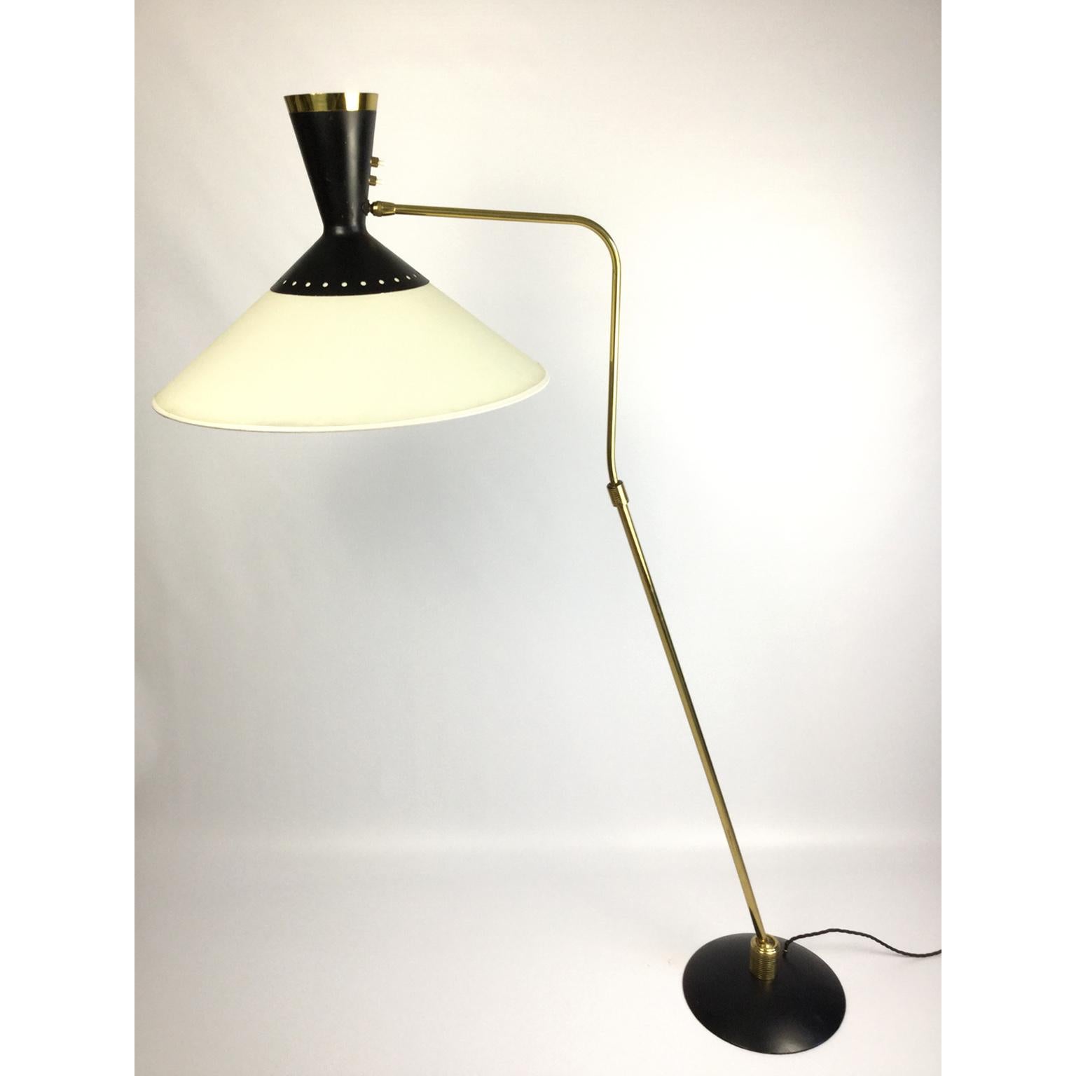 Flexible und ausziehbare französische Stehlampe aus Messing von Maison Arlus, 1950er Jahre im Zustand „Gut“ im Angebot in London, GB