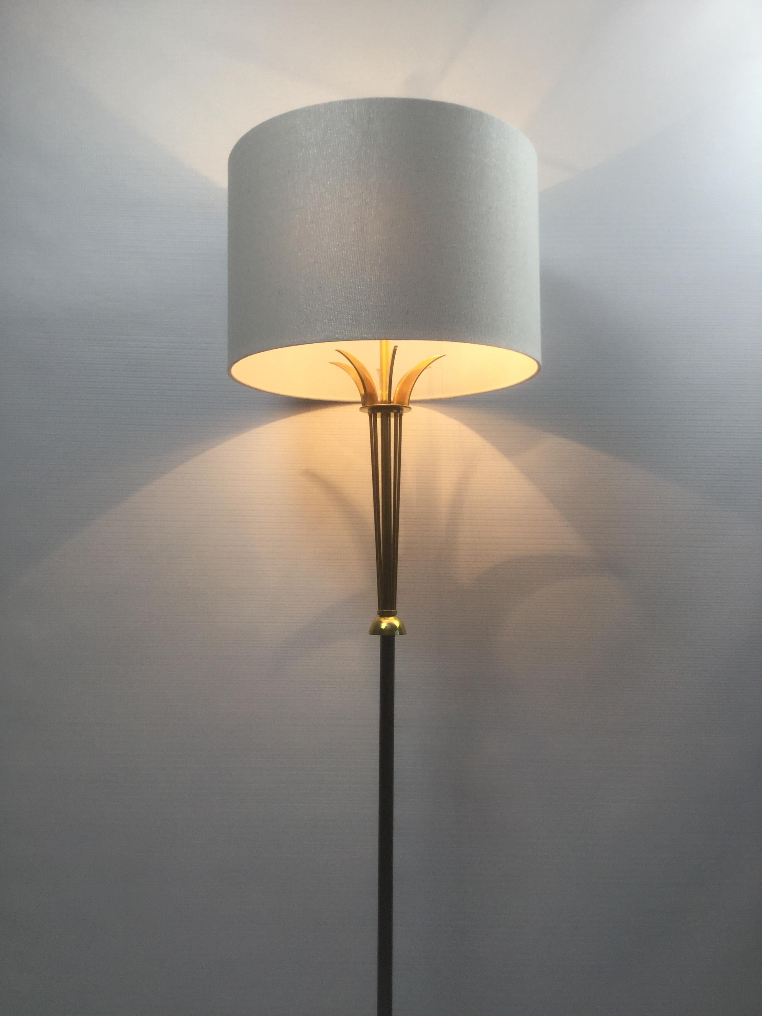 French Brass Floor Lamp Attributed to Maison Jansen, 1950s (Mitte des 20. Jahrhunderts)
