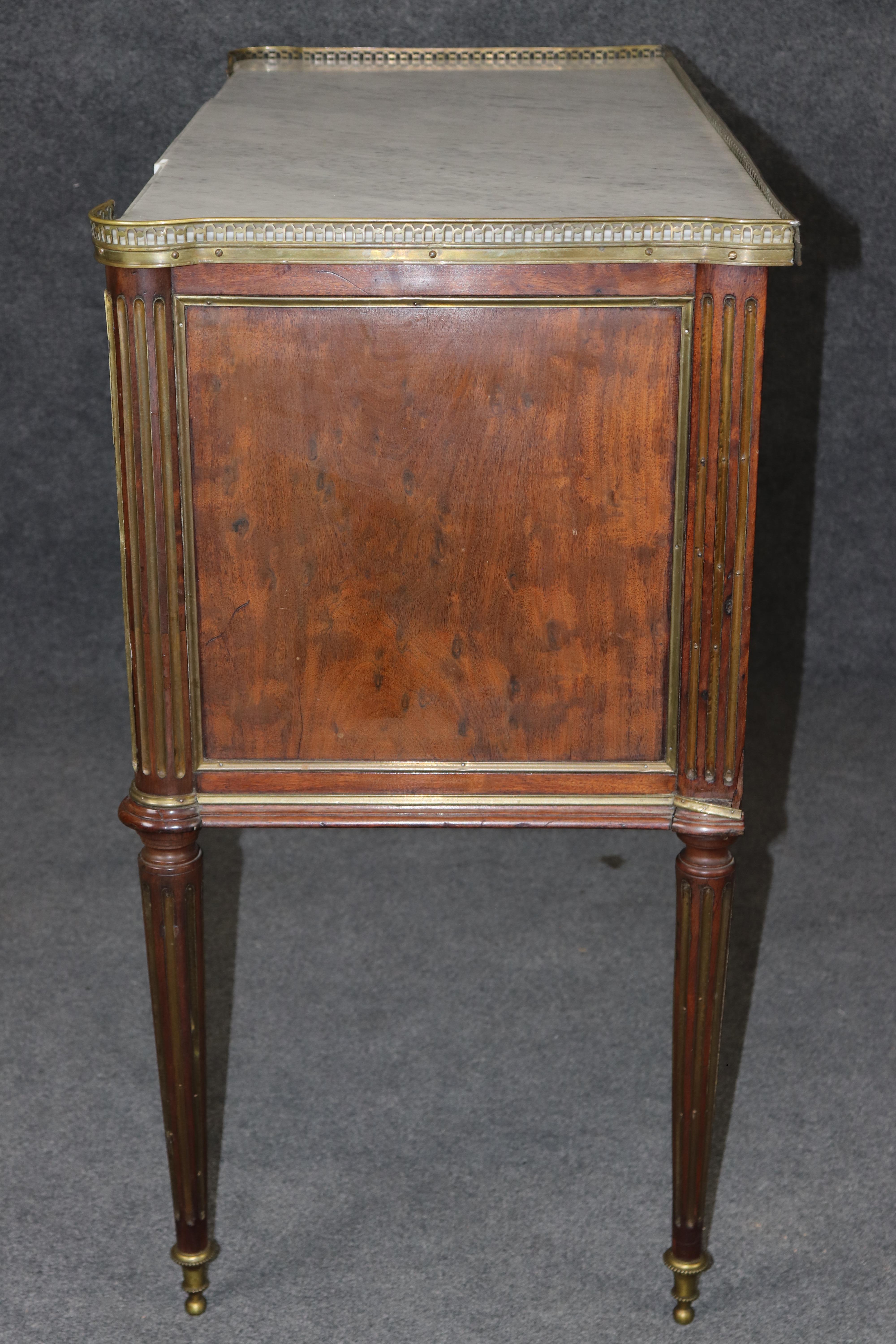 Commodo francese in ottone con gamba scanalata e piano in marmo a due cassetti in mogano Acajou Luigi XVI in vendita 4