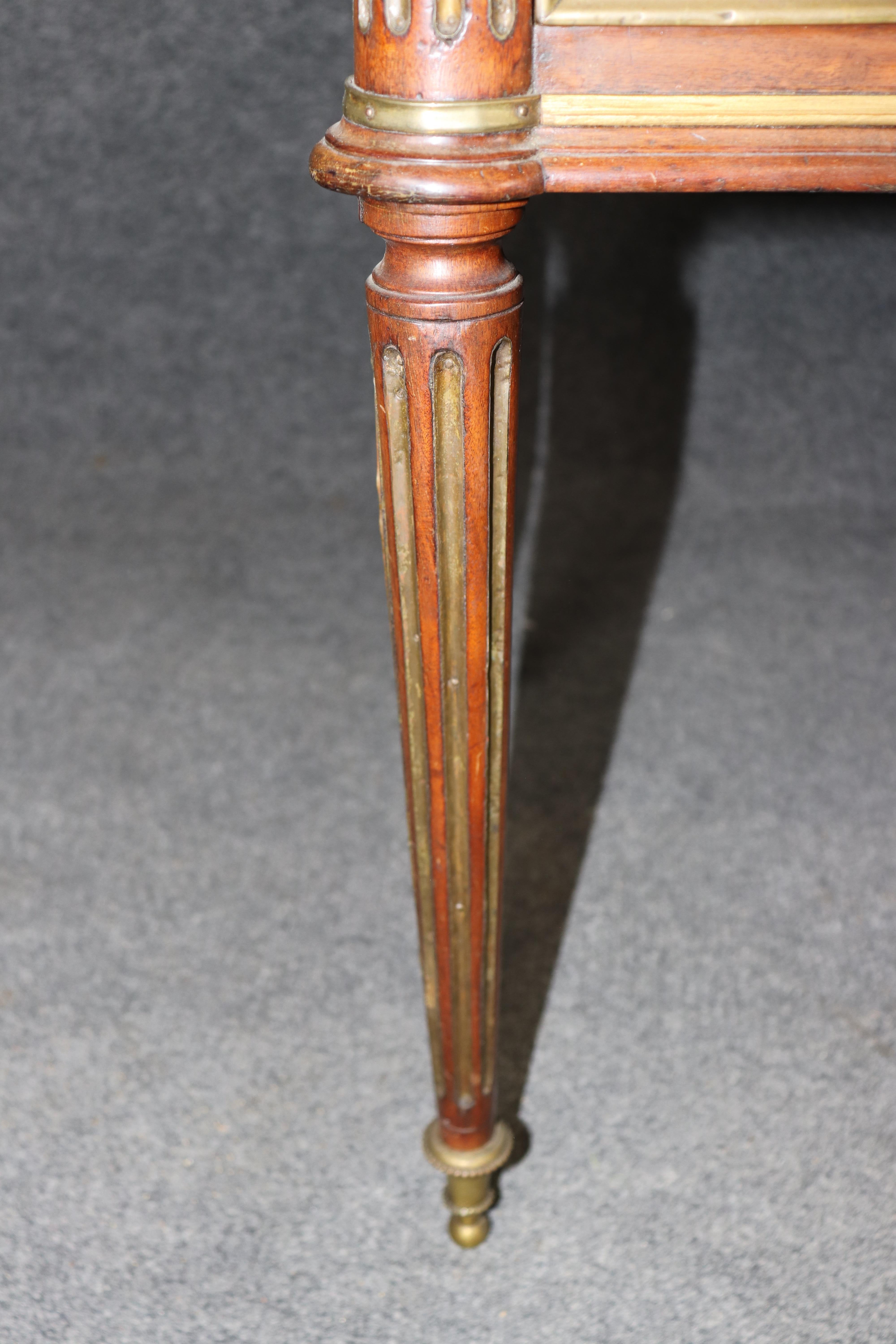 Commodo francese in ottone con gamba scanalata e piano in marmo a due cassetti in mogano Acajou Luigi XVI in vendita 5
