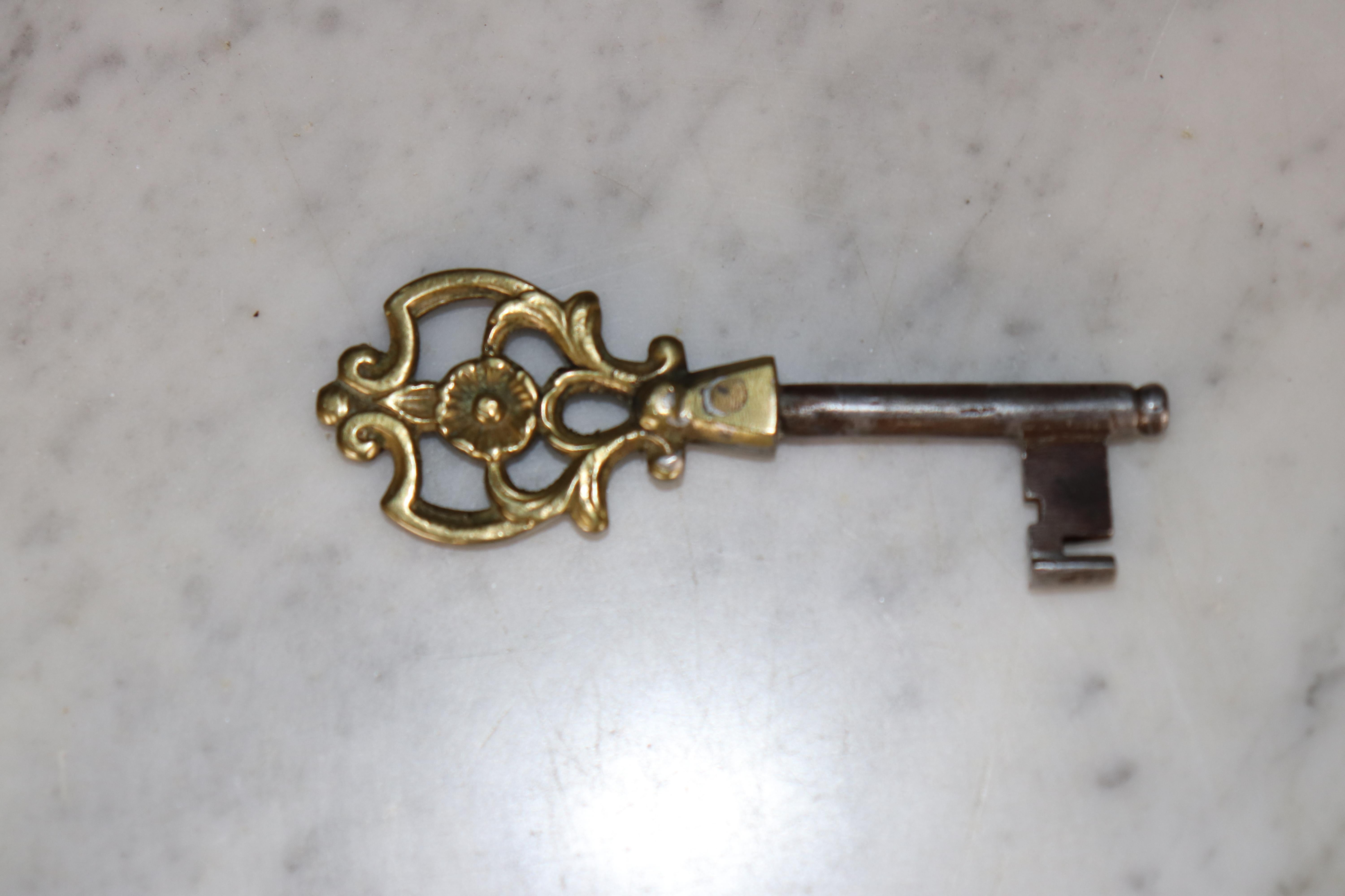 Commodo francese in ottone con gamba scanalata e piano in marmo a due cassetti in mogano Acajou Luigi XVI in vendita 6
