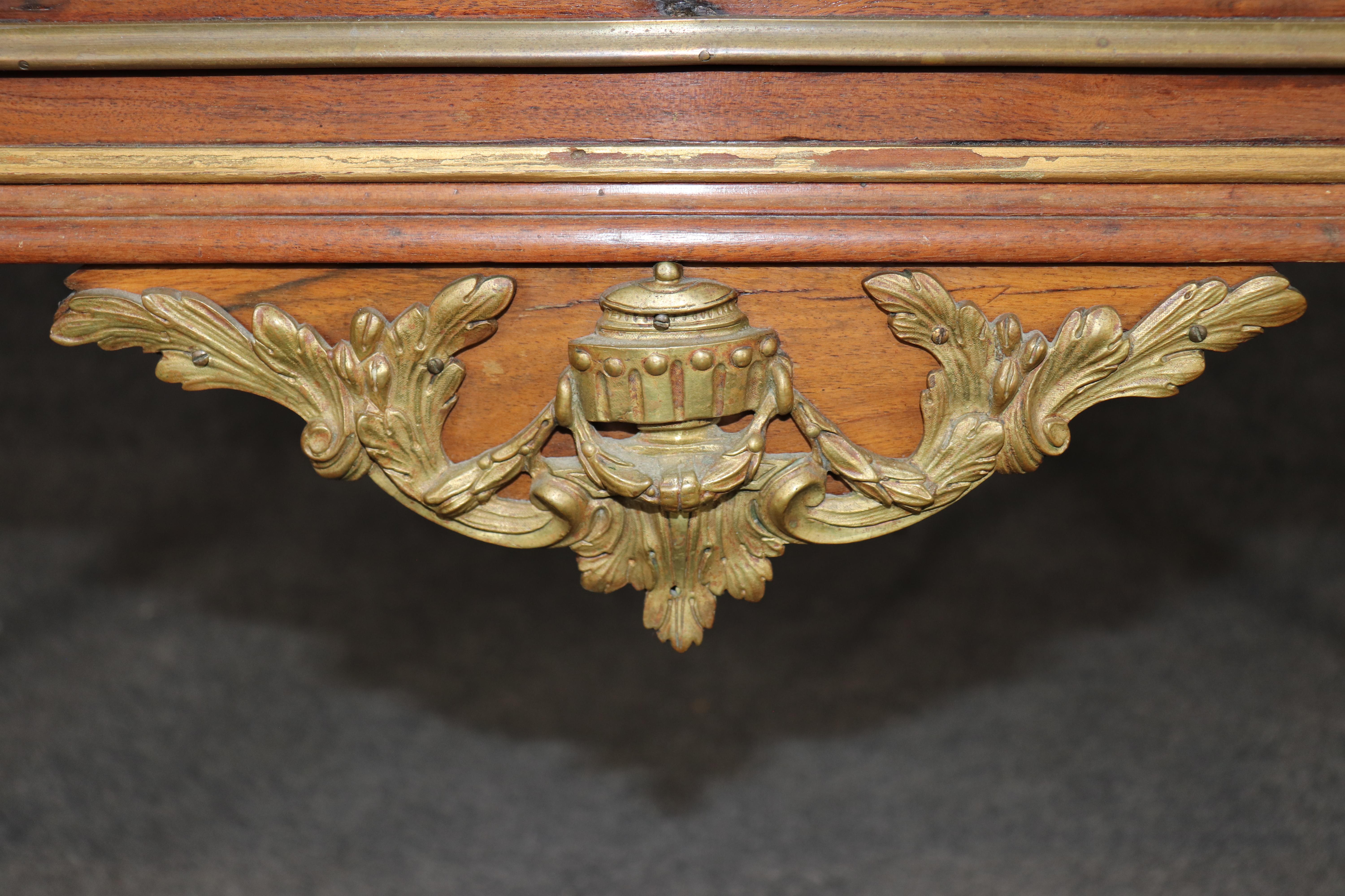 Ottone Commodo francese in ottone con gamba scanalata e piano in marmo a due cassetti in mogano Acajou Luigi XVI in vendita