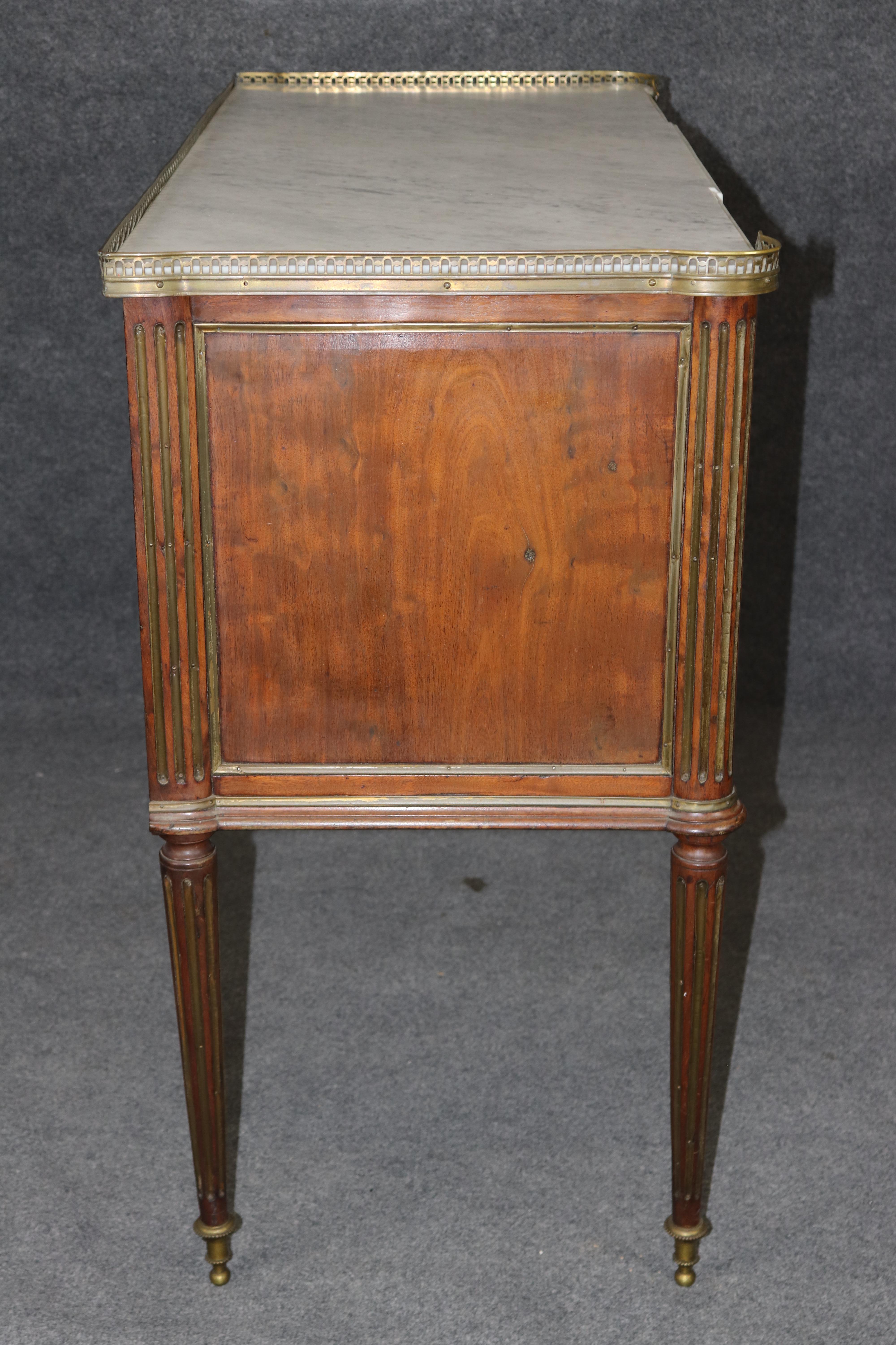 Commodo francese in ottone con gamba scanalata e piano in marmo a due cassetti in mogano Acajou Luigi XVI in vendita 3