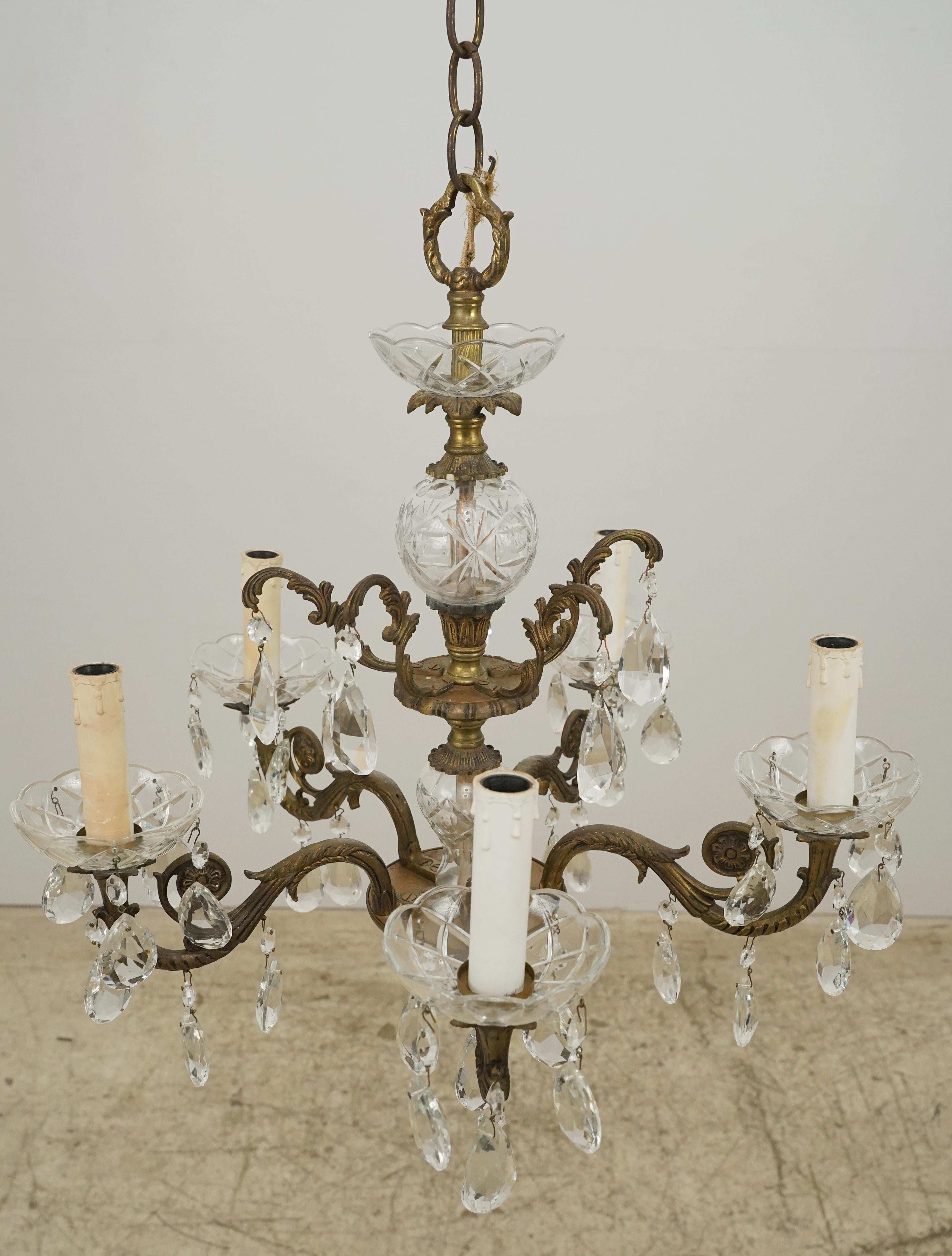 Lampadario a cinque bracci in vetro e cristallo in ottone francese in vendita 5