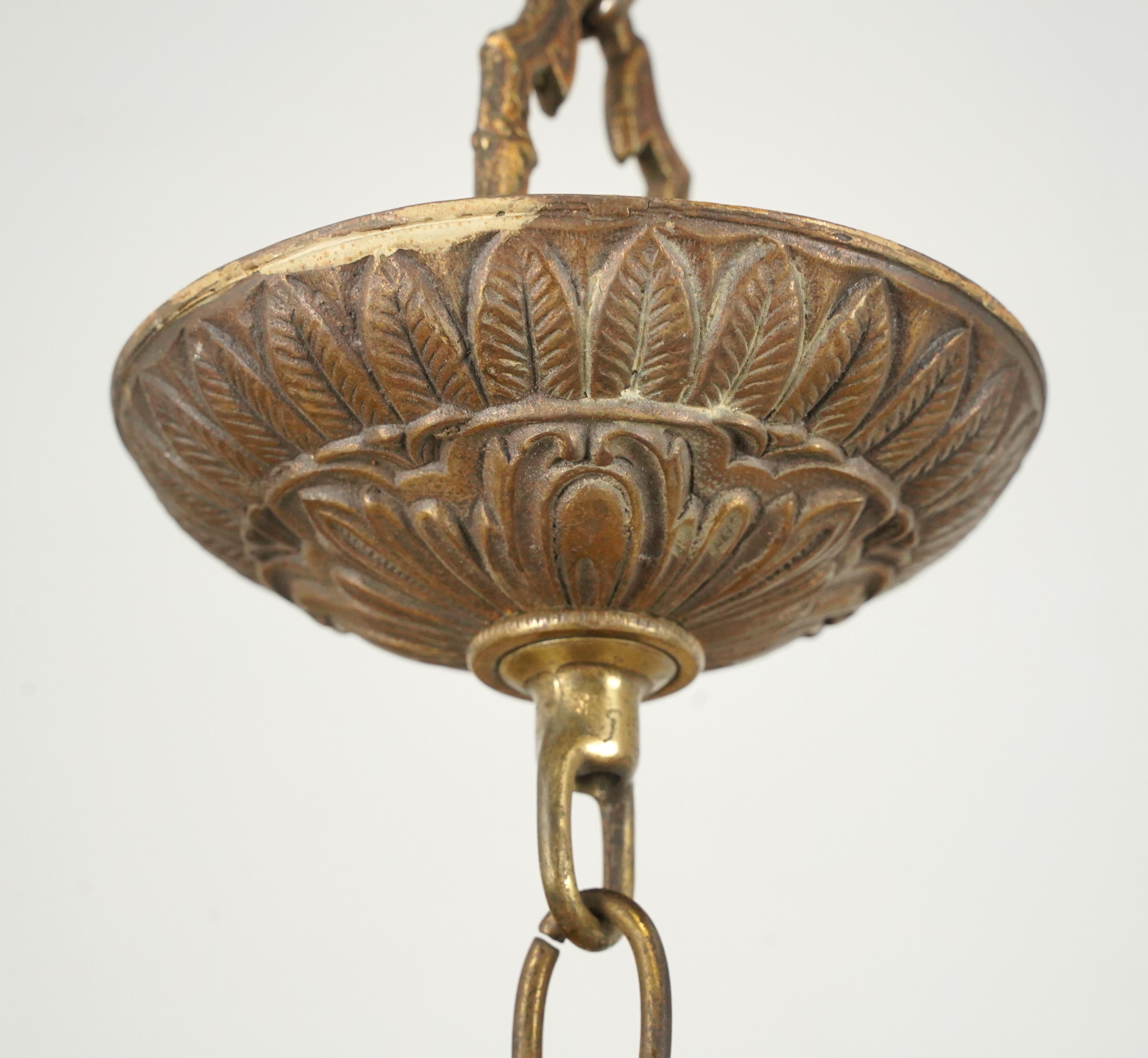 Lampadario a cinque bracci in vetro e cristallo in ottone francese in vendita 6