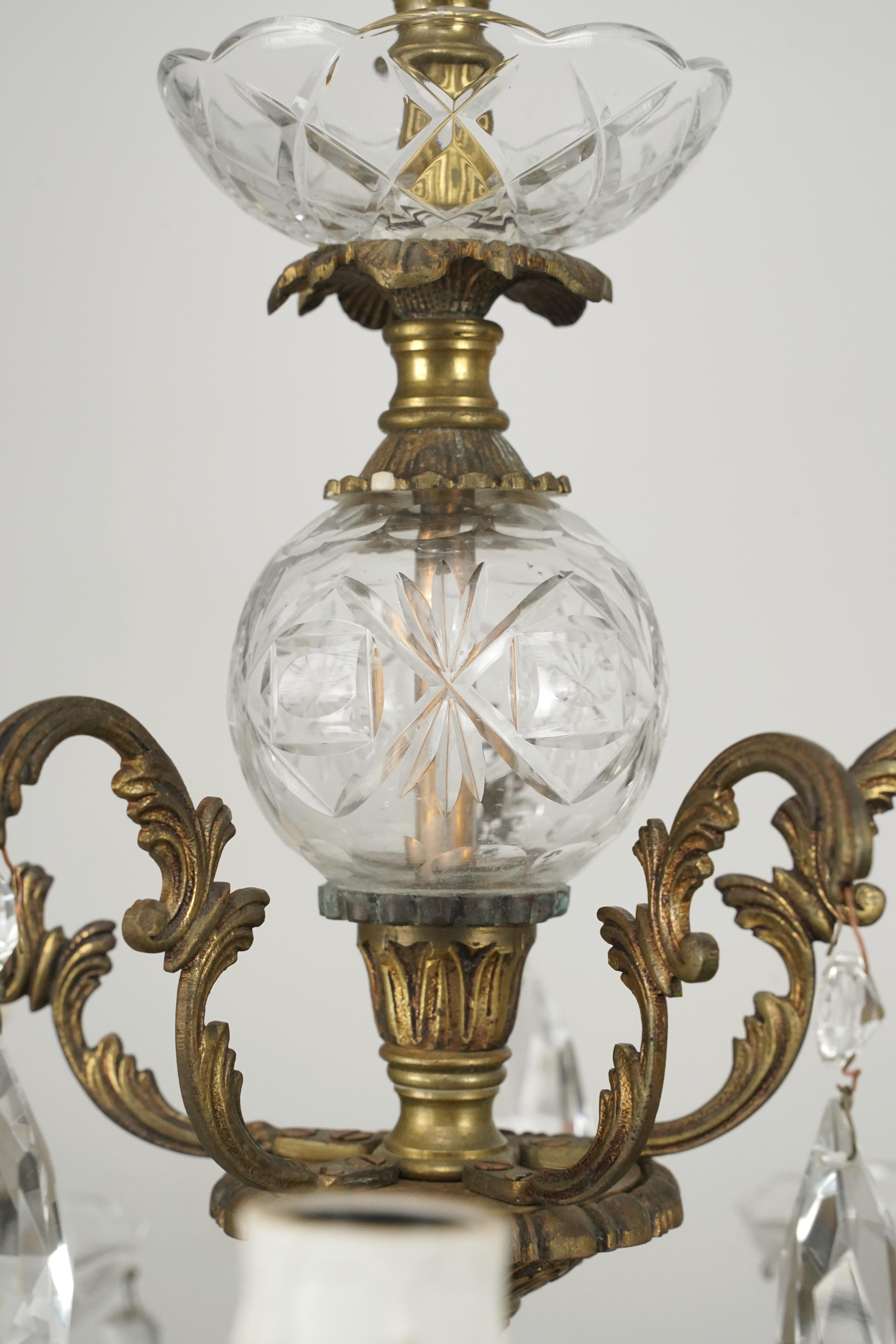 XX secolo Lampadario a cinque bracci in vetro e cristallo in ottone francese in vendita