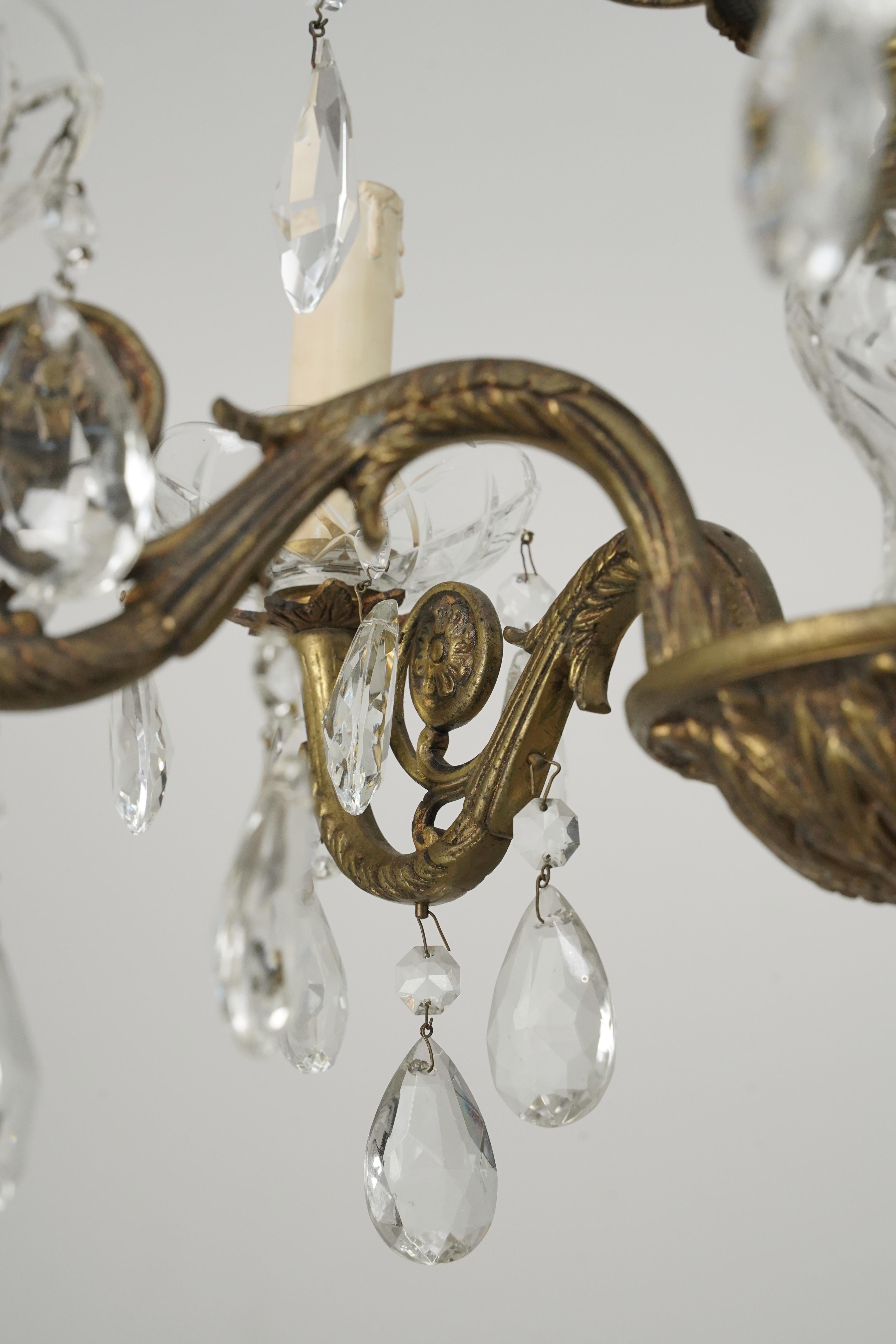 Lampadario a cinque bracci in vetro e cristallo in ottone francese in vendita 1