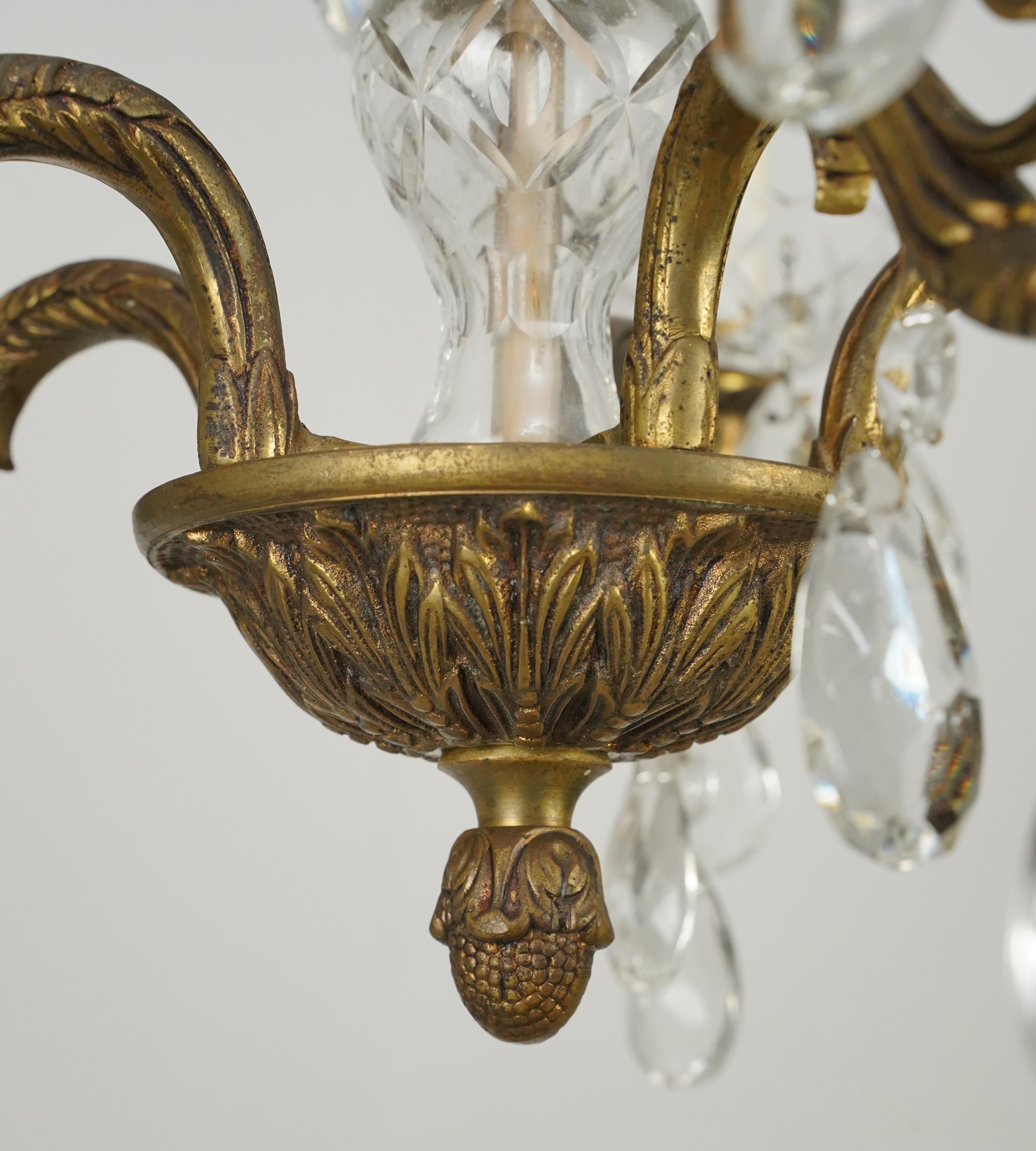 Lampadario a cinque bracci in vetro e cristallo in ottone francese in vendita 2