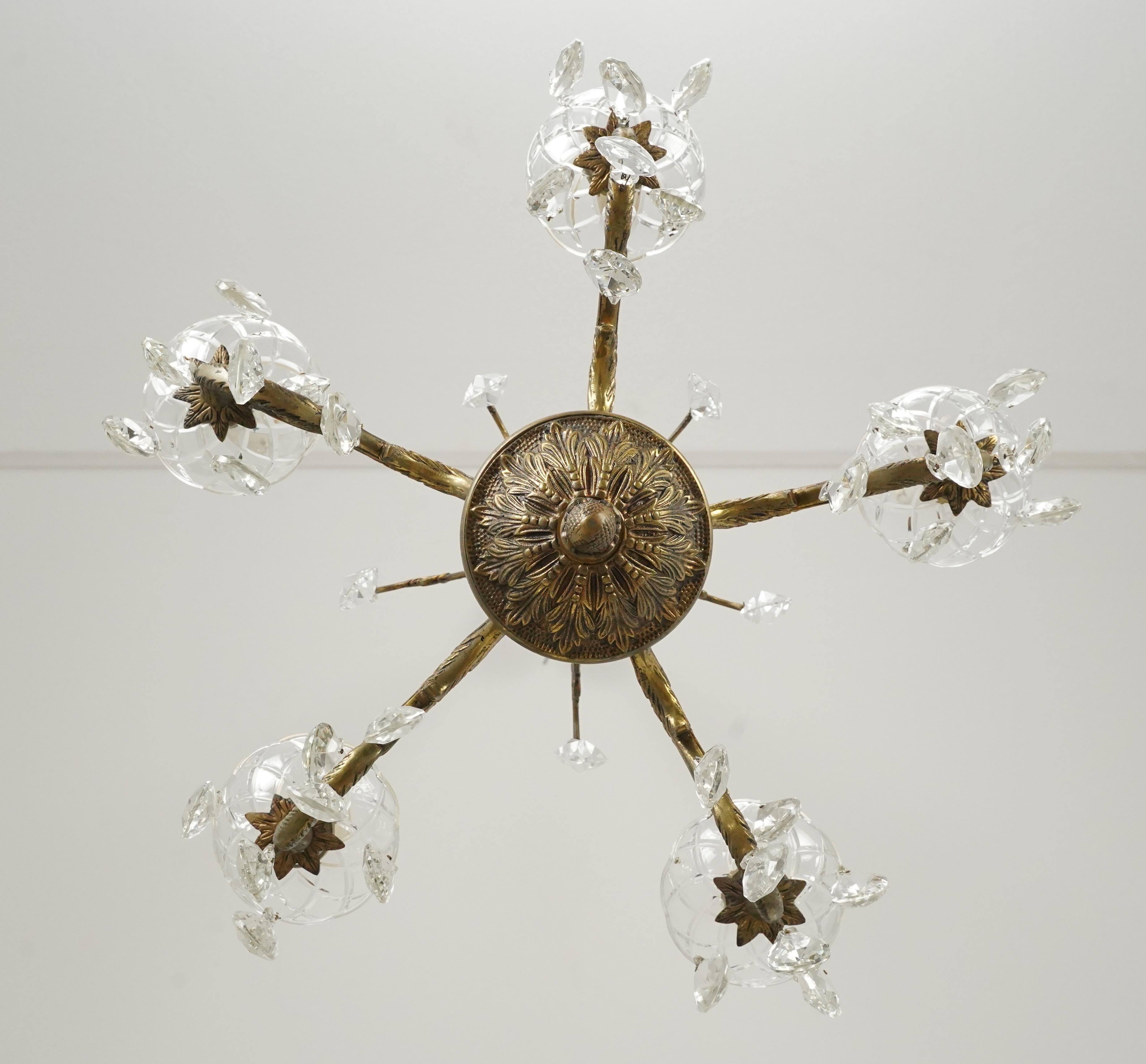 Lampadario a cinque bracci in vetro e cristallo in ottone francese in vendita 3