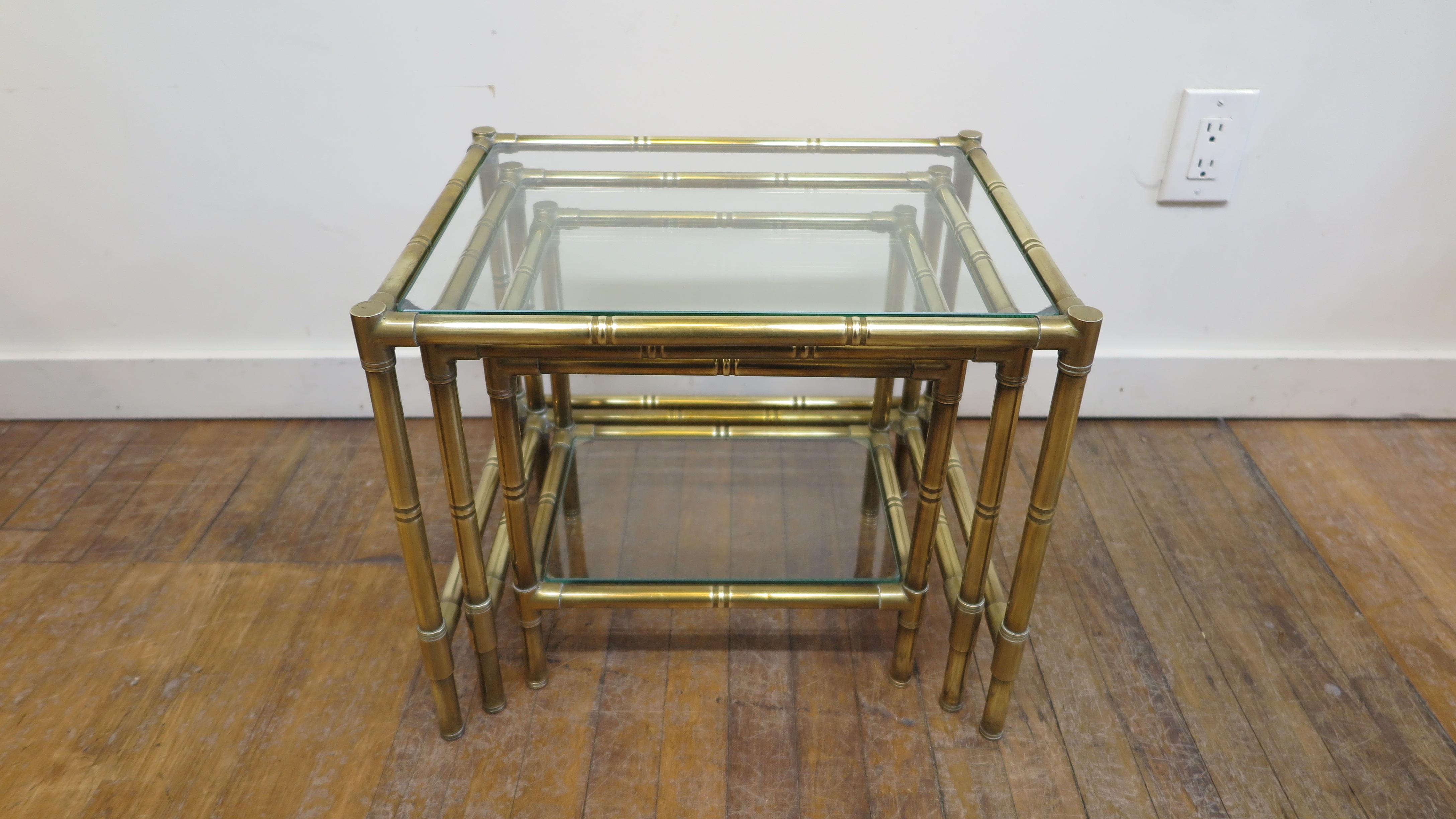 Tables gigognes en laiton et verre en vente 6