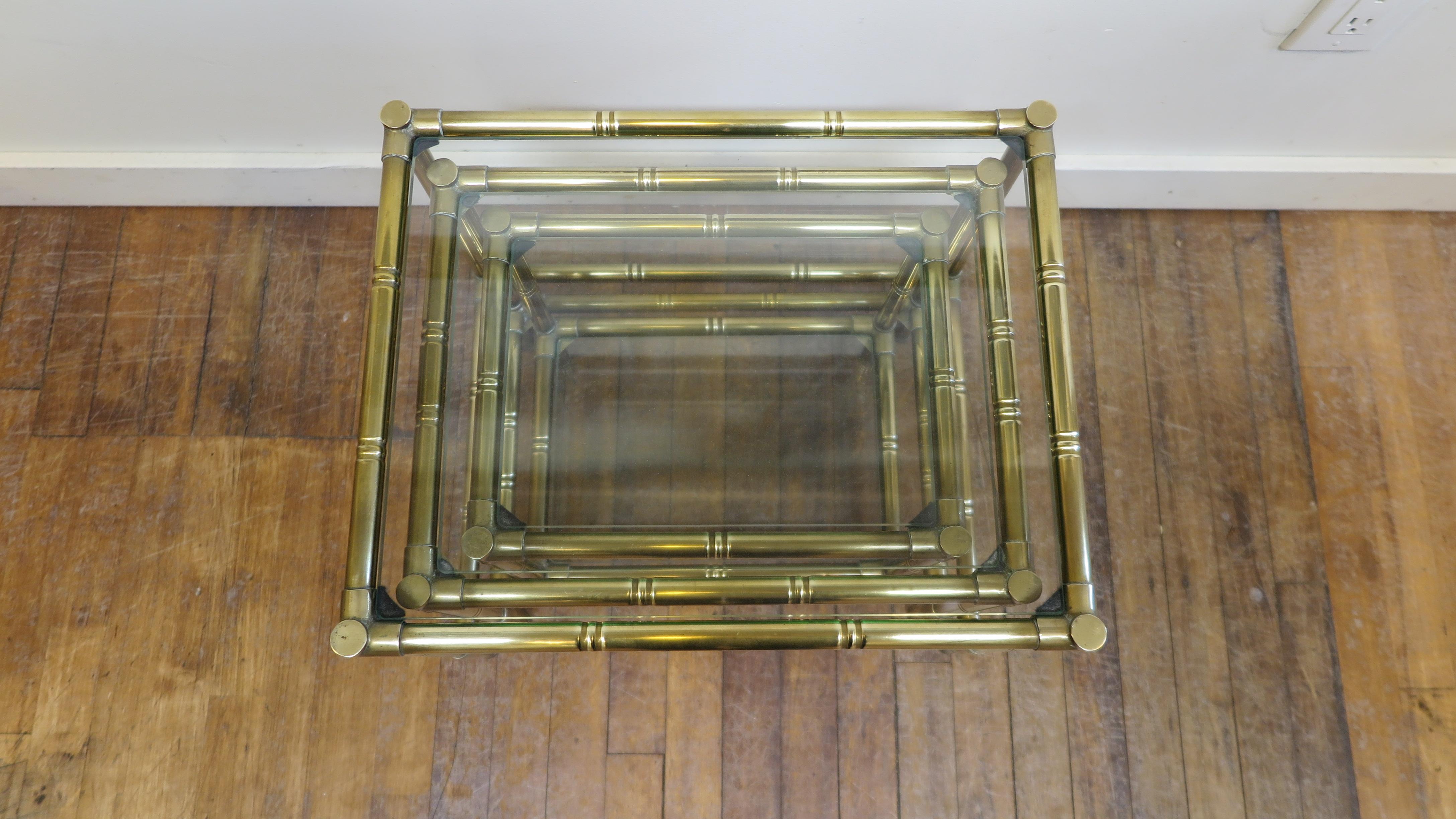 Tables gigognes en laiton et verre en vente 7