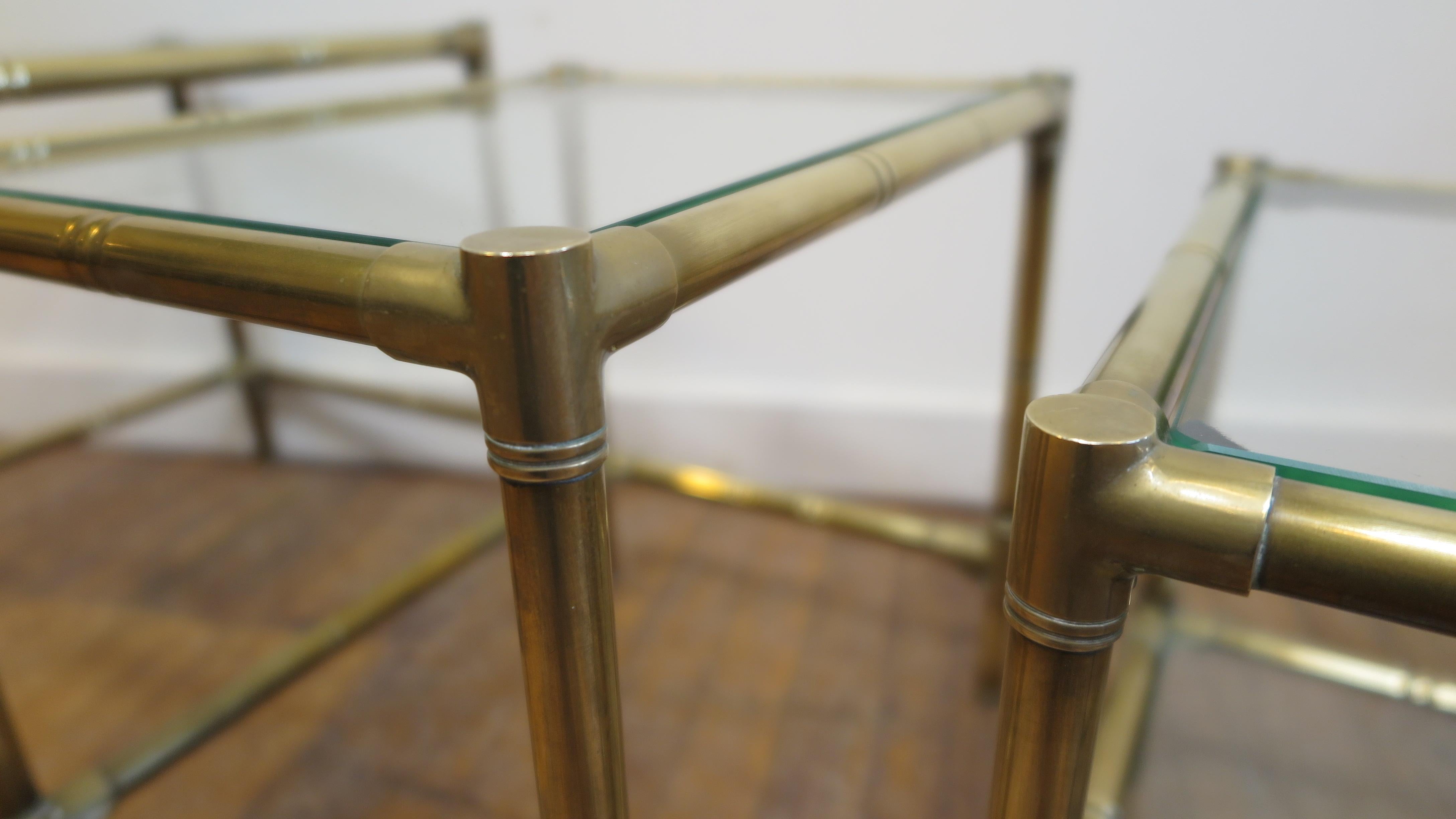Laiton Tables gigognes en laiton et verre en vente