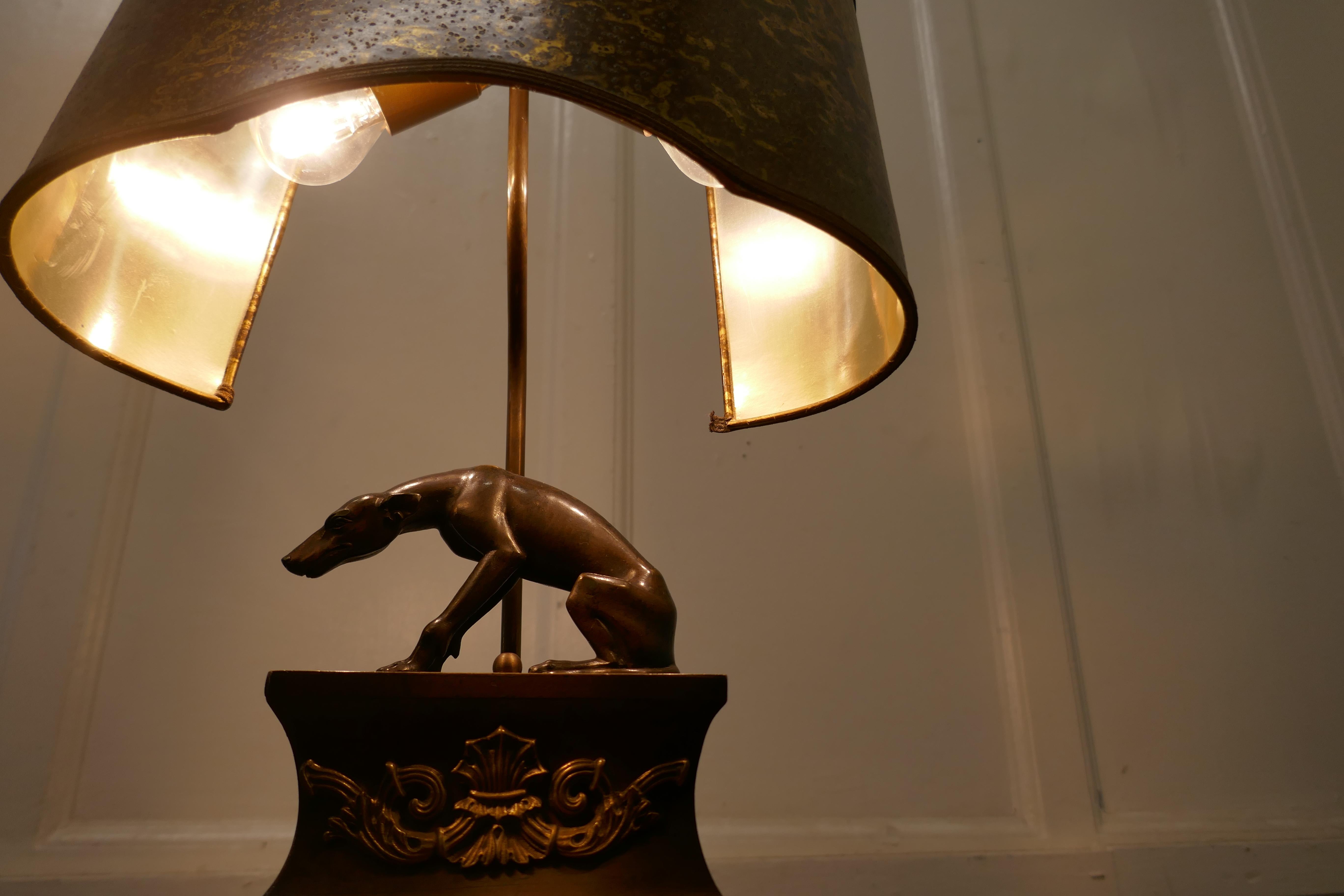Lampe française à statue de lévrier en laiton Bon état - En vente à Chillerton, Isle of Wight