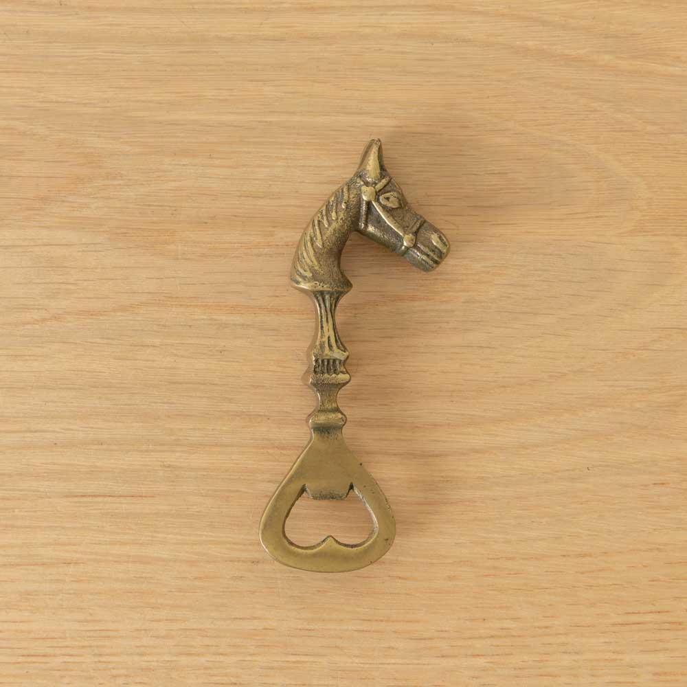 Einzigartiger Vintage-Pferde-Flaschenöffner aus massivem Messing aus Frankreich, 1950er Jahre. Schönes geätztes Messing mit komplizierten Details und geschwungenem Griff. Schwer und solide. Perfektes Geschenk. 