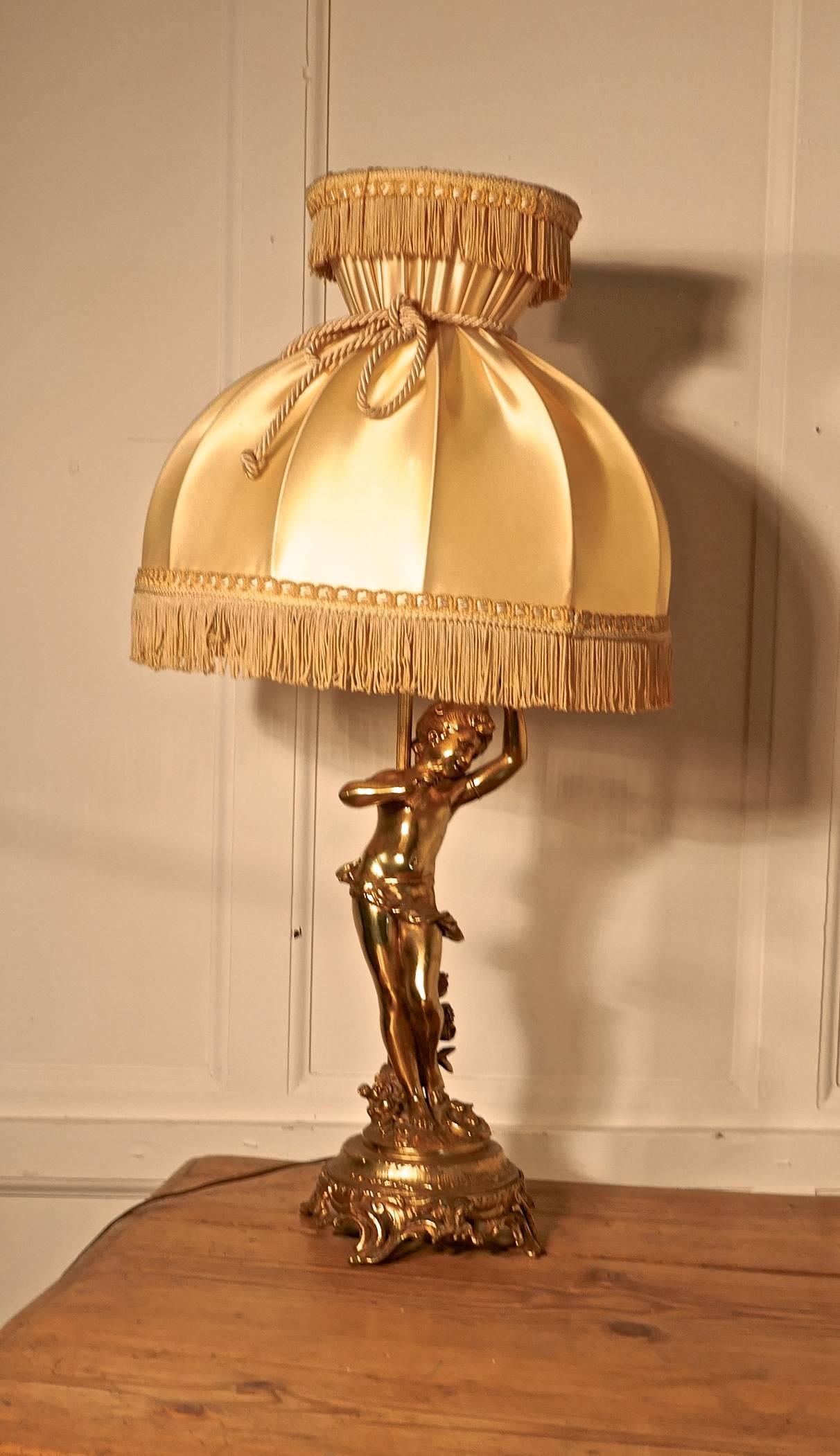 Lampe française en laiton représentant un chérubin ou une putti musicienne. 

Cette pièce charmante date de la dernière moitié du XIXe siècle.
La figure a une patine brillante et est posée sur une profonde plinthe feuillagée, le chérubin tient