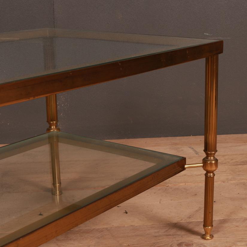 Français Table de lampe française en laiton en vente