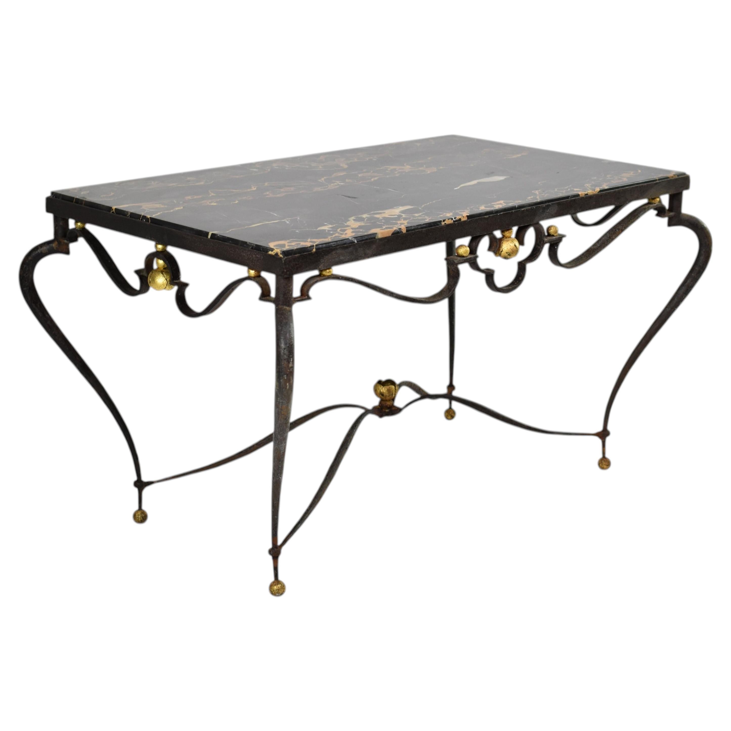 Mesa de centro francesa de latón y mármol Atribuida a René Drouet, hacia 1945 en venta