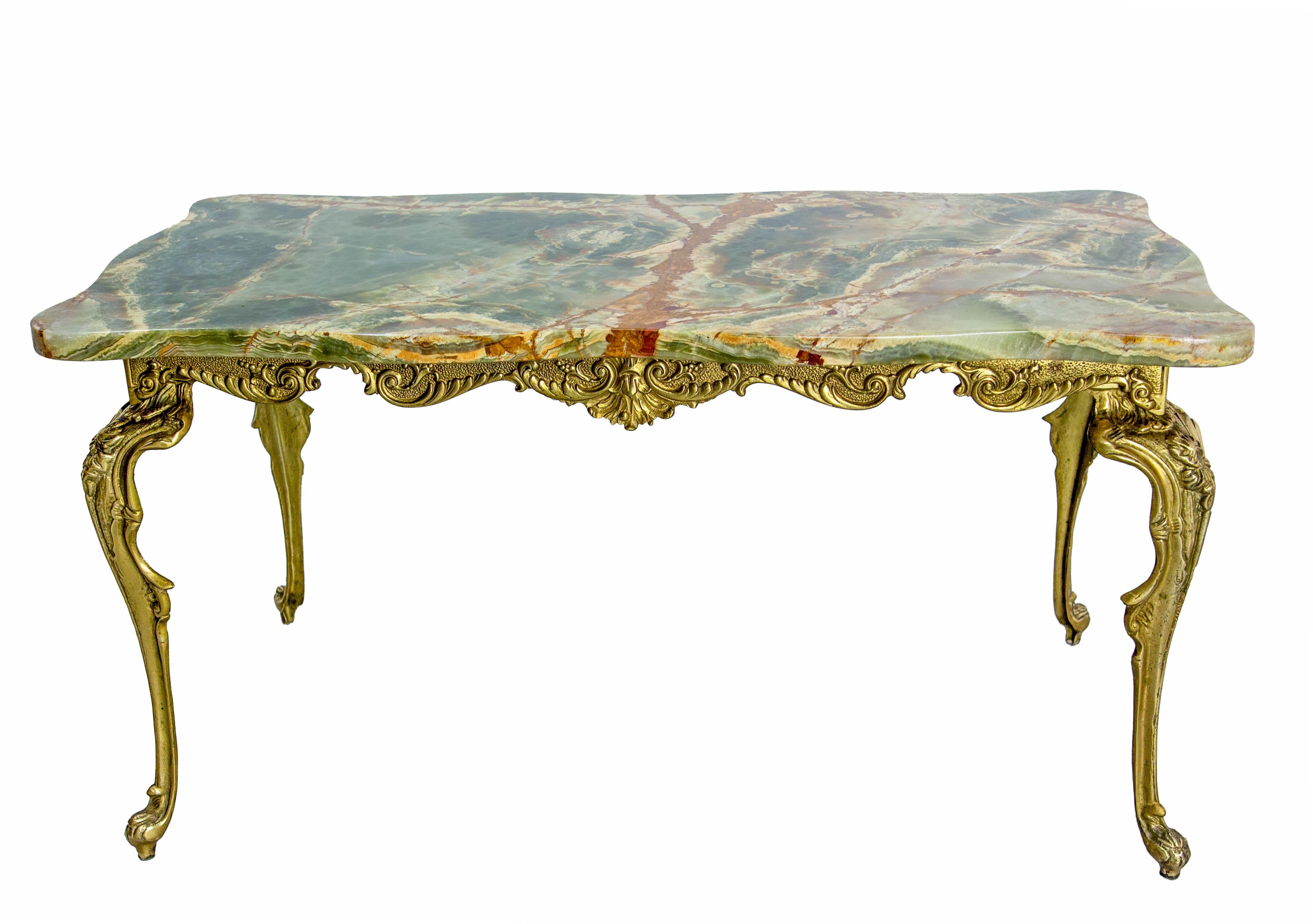 Table basse française du milieu du siècle avec un plateau en marbre. 
Les couleurs de ce marbre sont bien équilibrées. Le vert dominant est complété par une couleur crème et de nombreuses marbrures brunes.
Très beau travail de laiton typique du
