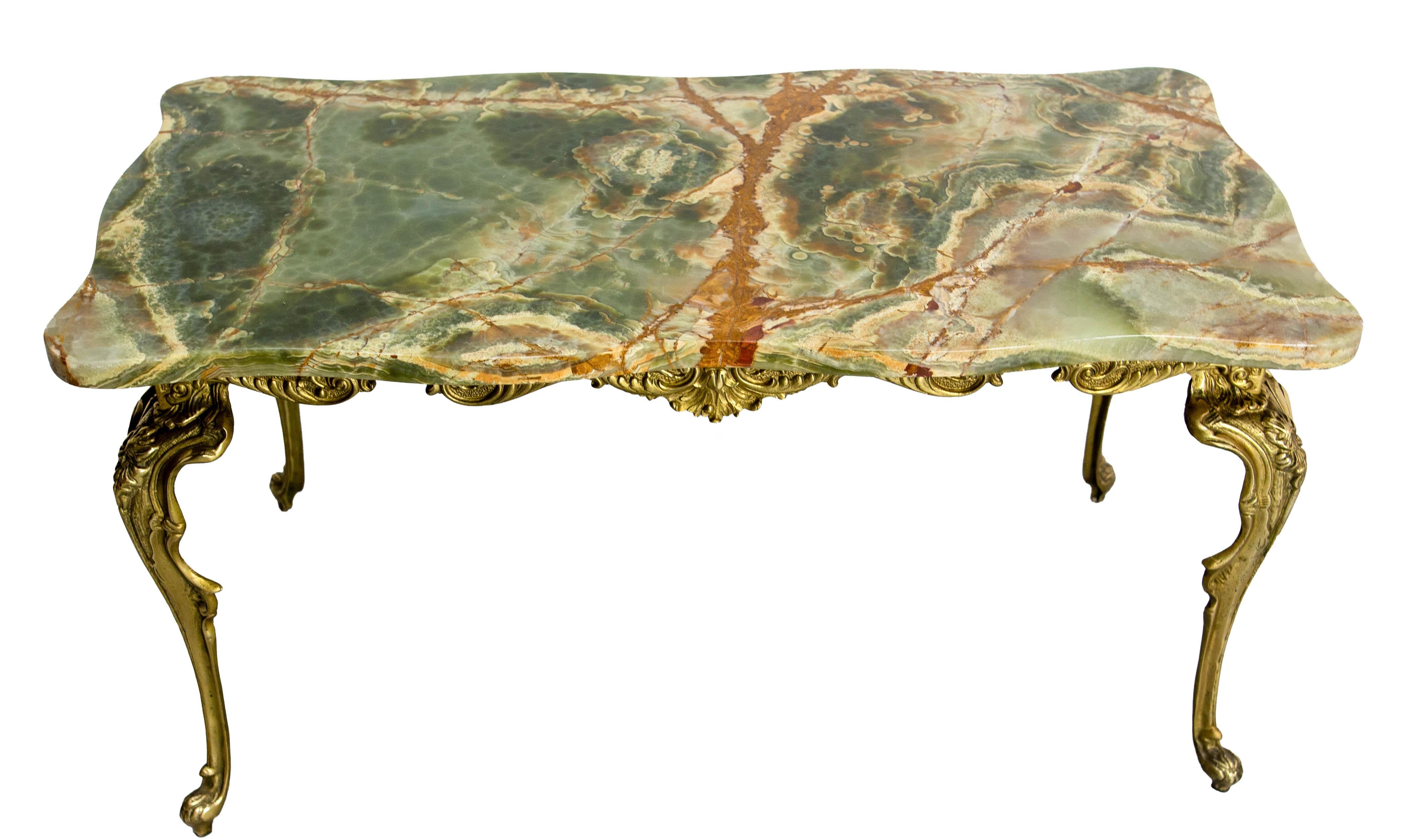 Mid-Century Modern Table basse en laiton et marbre de style Louis XV, circa 1960 en vente