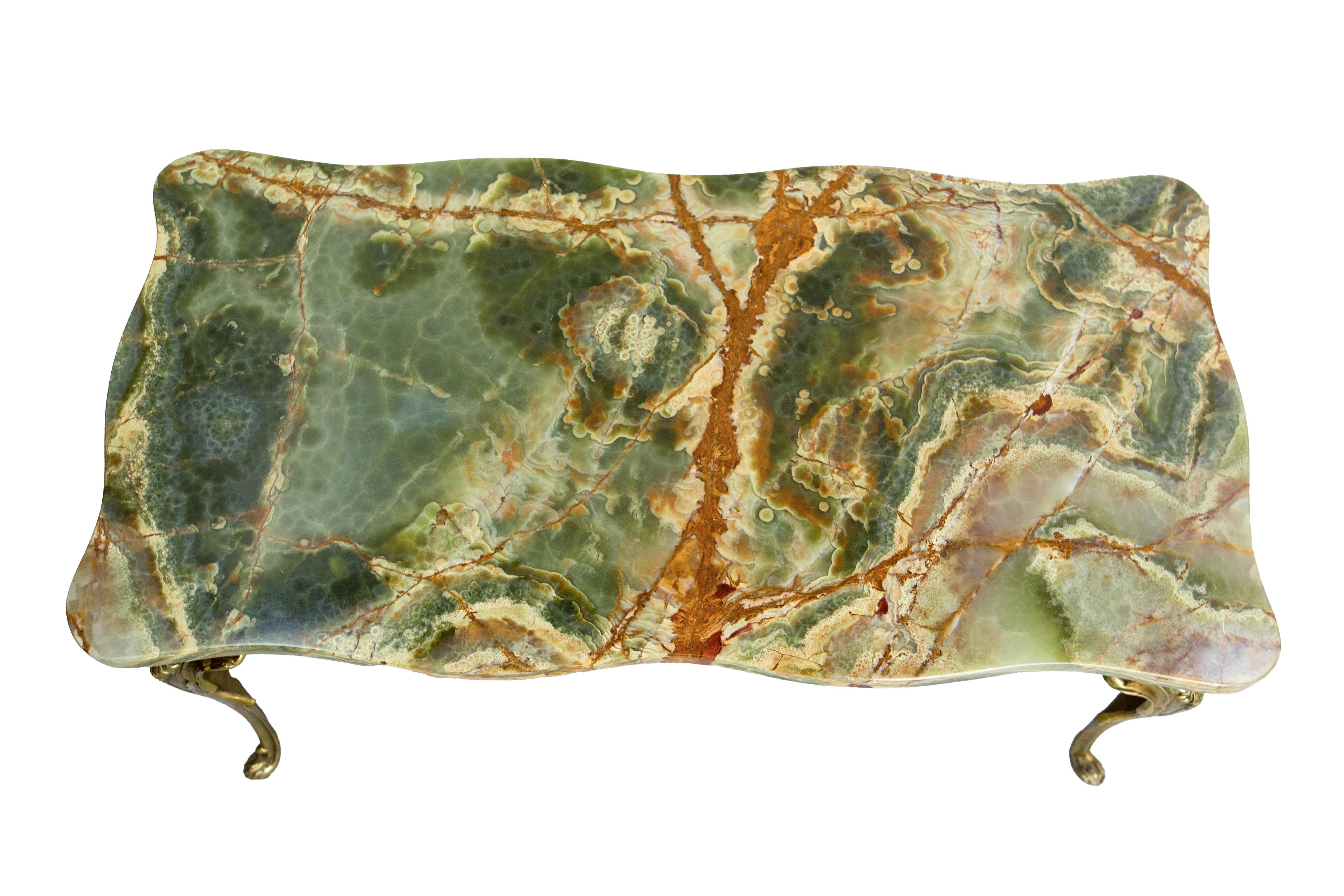 Français Table basse en laiton et marbre de style Louis XV, circa 1960 en vente